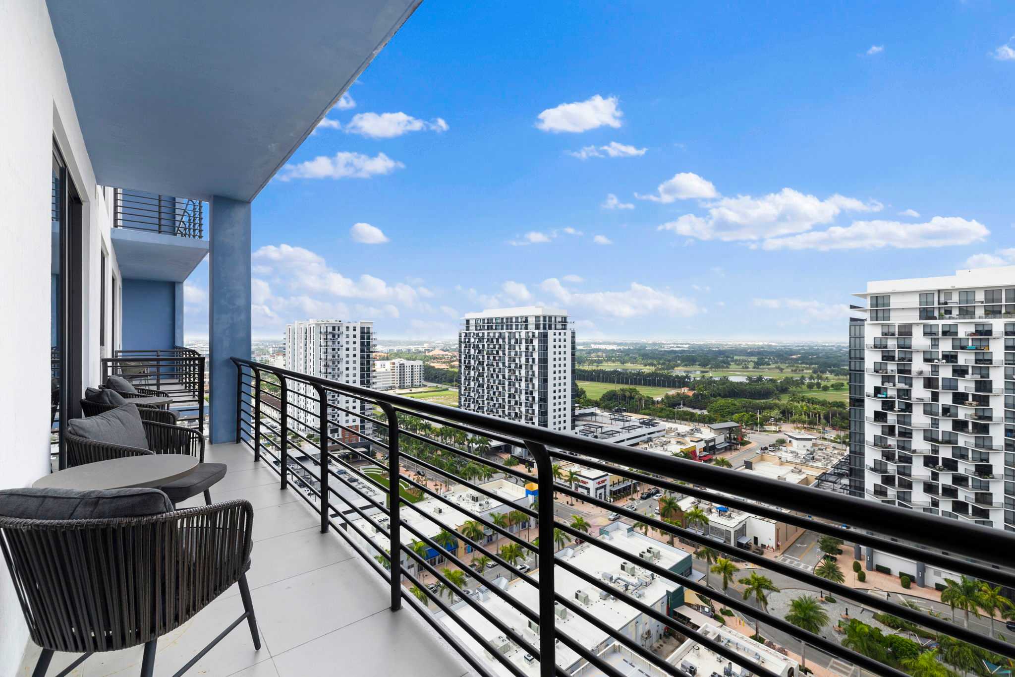 Spacious 2-Bedroom Condo at Doral Park - Foto 1