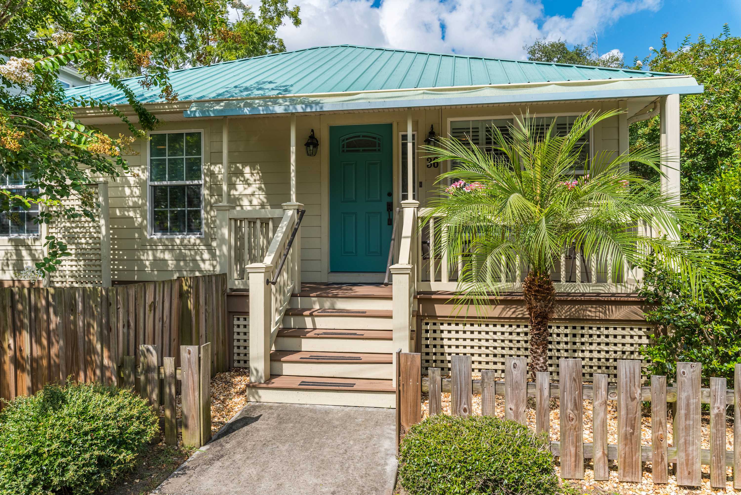 Weeden Cottage | Walk to Downtown | Dog Friendly
