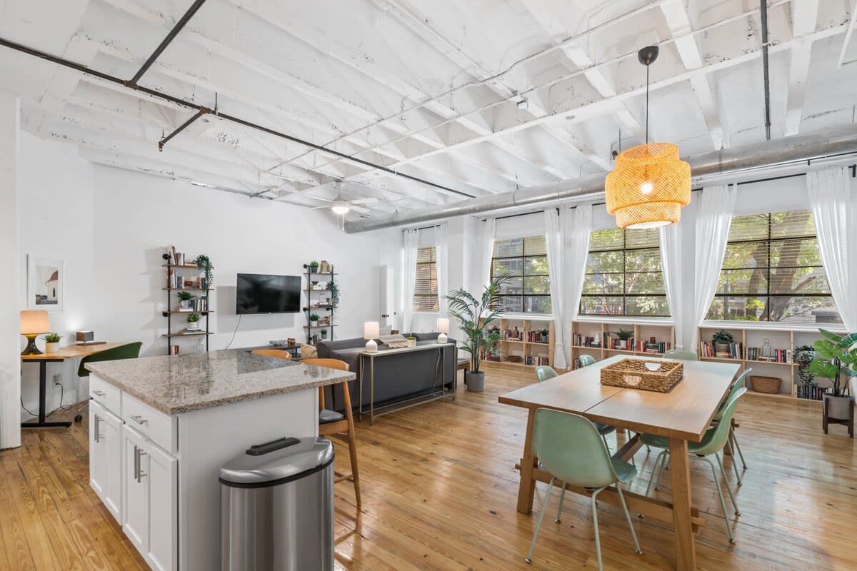 Spacious Two Bedroom Loft in Central Midtown! - Photo 1