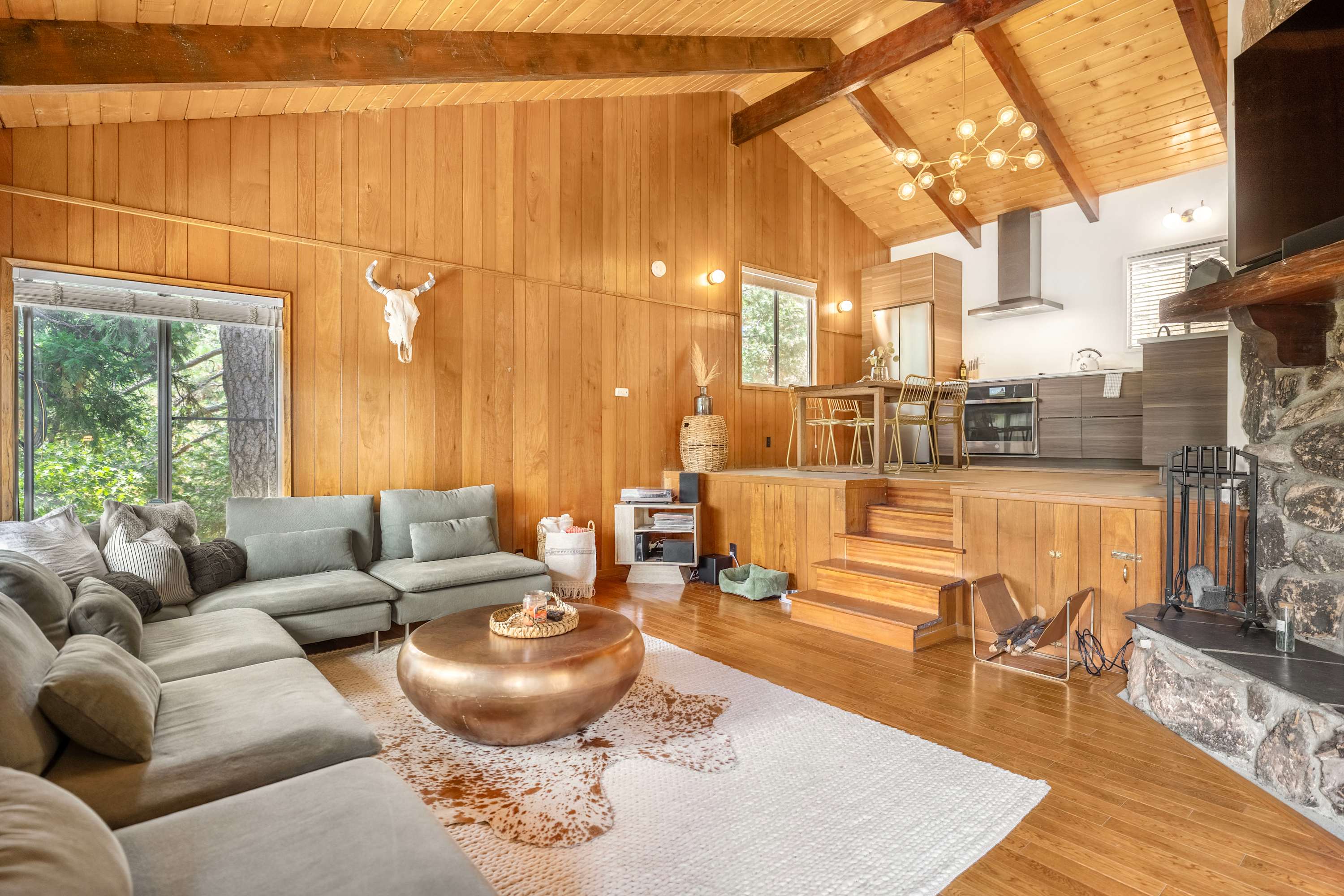 Cozy Updated Cabin W/ Views, Walk To Lake Gregory - San Bernardino, CA