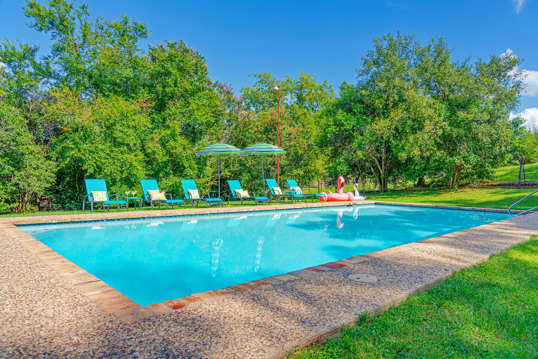 Walk to Main St, Hot Tub, Pool, Elevated Deck! — Fredericksburg, TX — vacation rental