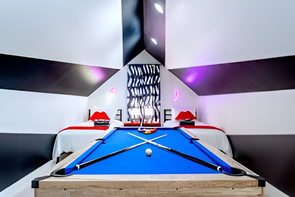 Queens Gambit 7 Minutes from Downtown Sleeps 16 4