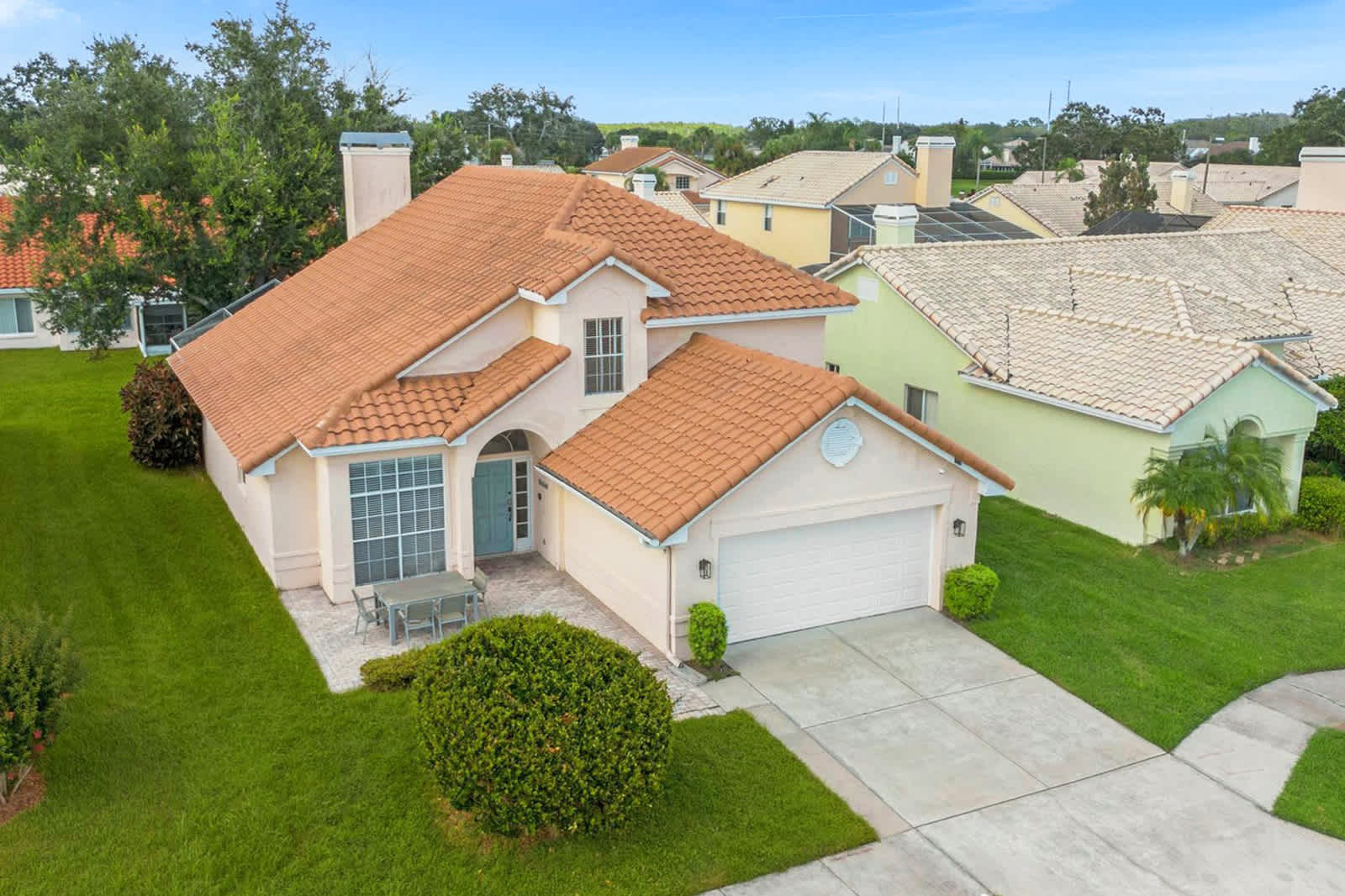 Spacious Driveway And Inviting Exterior For Your Next Stay