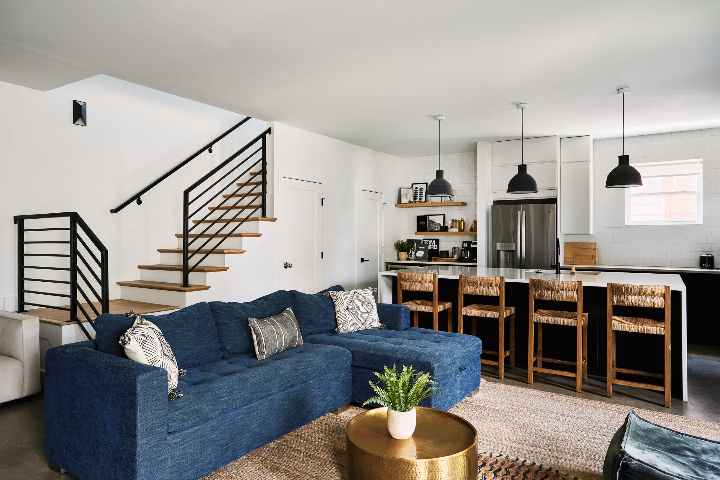 Stylish 3-Bed Retreat, Rooftop, Parking, Sleeps 10, Ensuite Baths, Bunk Room, Gourmet Kitchen, Cozy Living Space, Rooftop Views & Fire Table, Near Downtown, Distilleries & Marathon Village, 24 Hr Hospitality — Nashville, TN — vacation rental