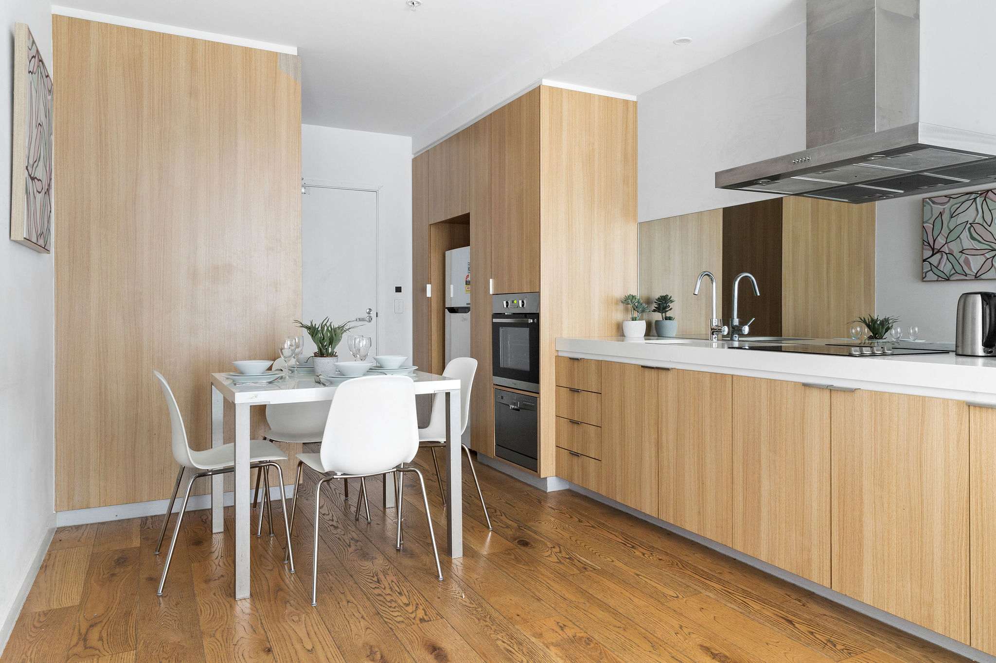 Pet-Friendly 2BR Near Southern Cross, Free Parking — Melbourne, Victoria — vacation rental