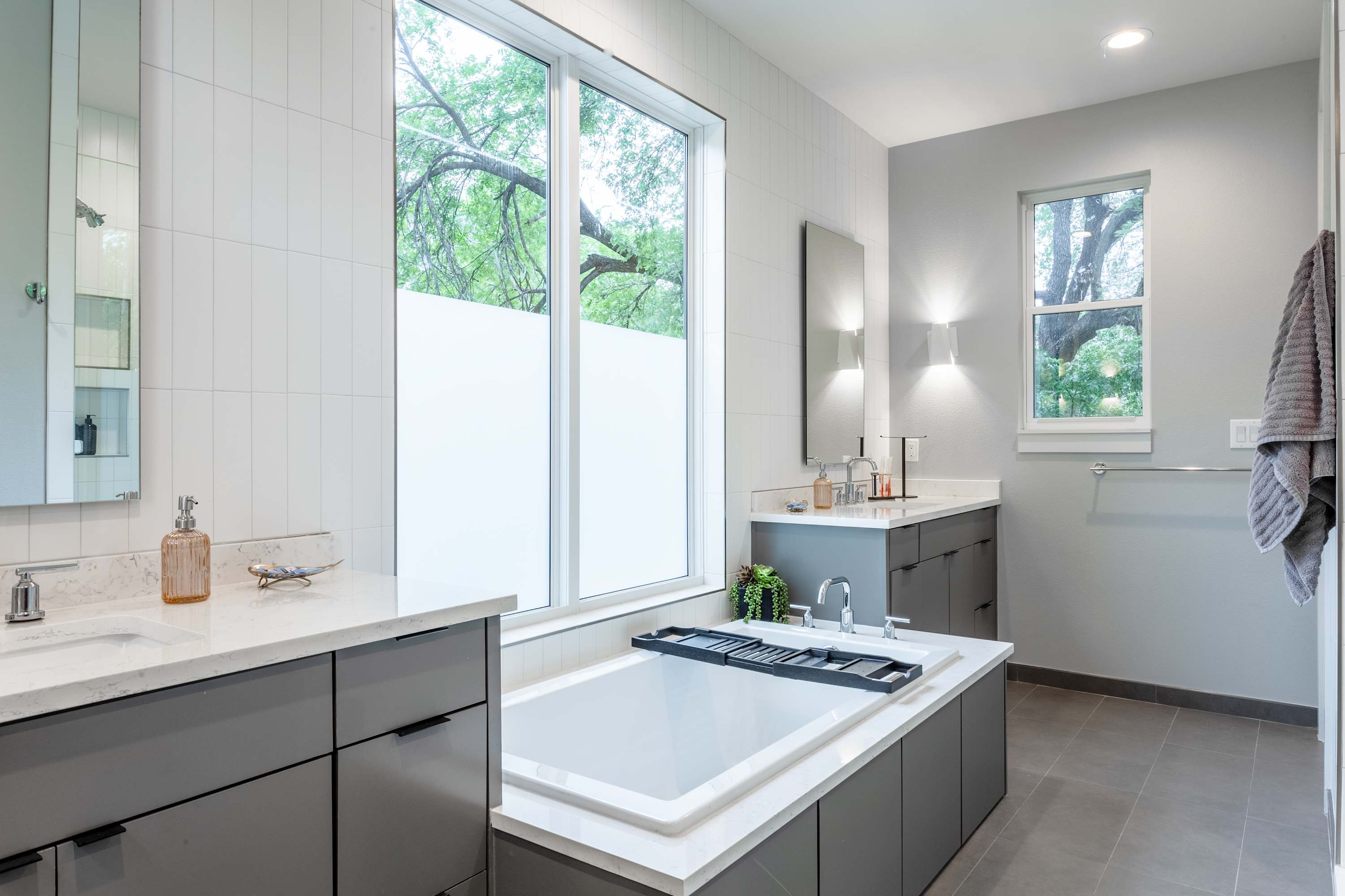 Large Soaker Spa-Like Bathtub