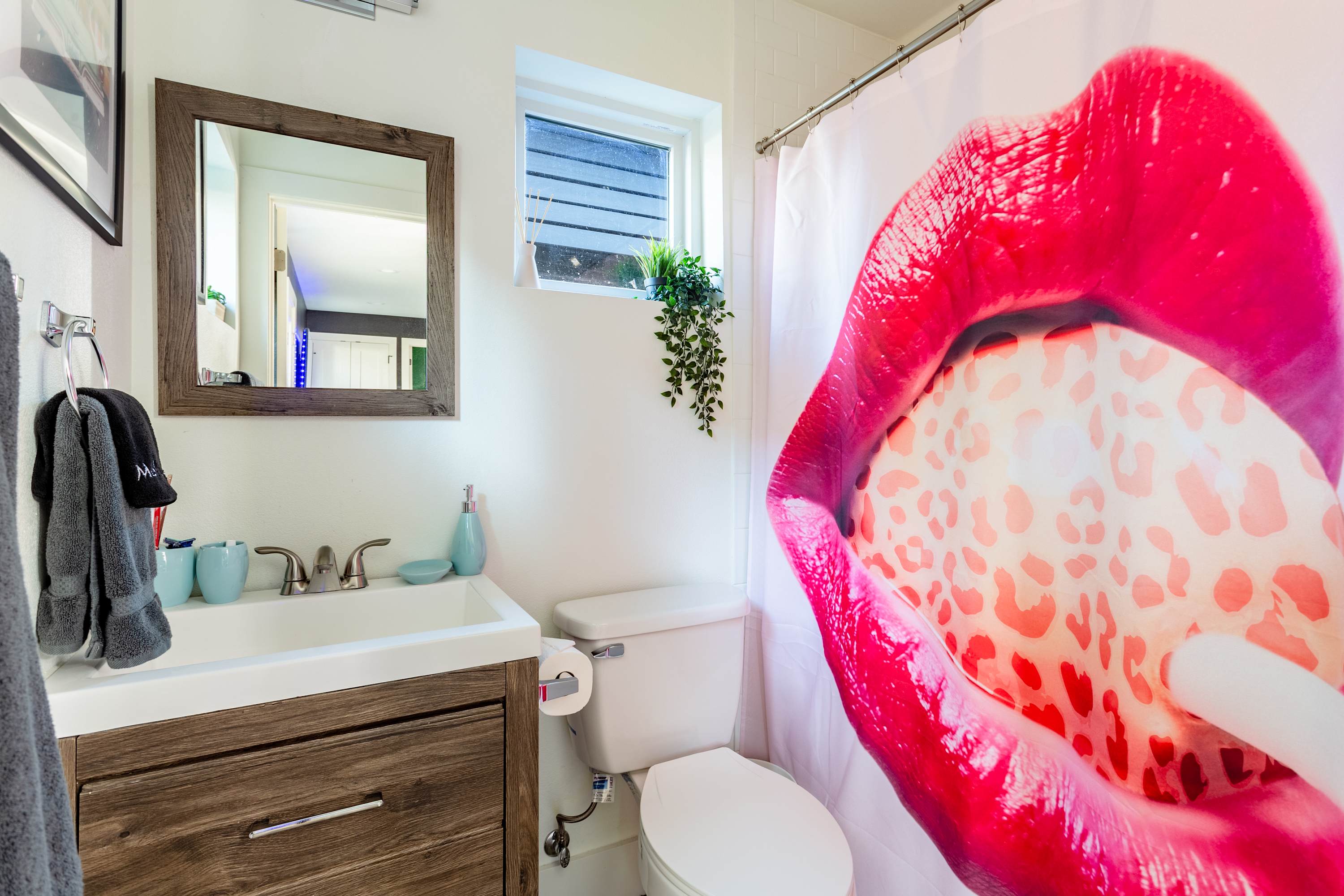 Modern Bathroom Featuring Vibrant Decor