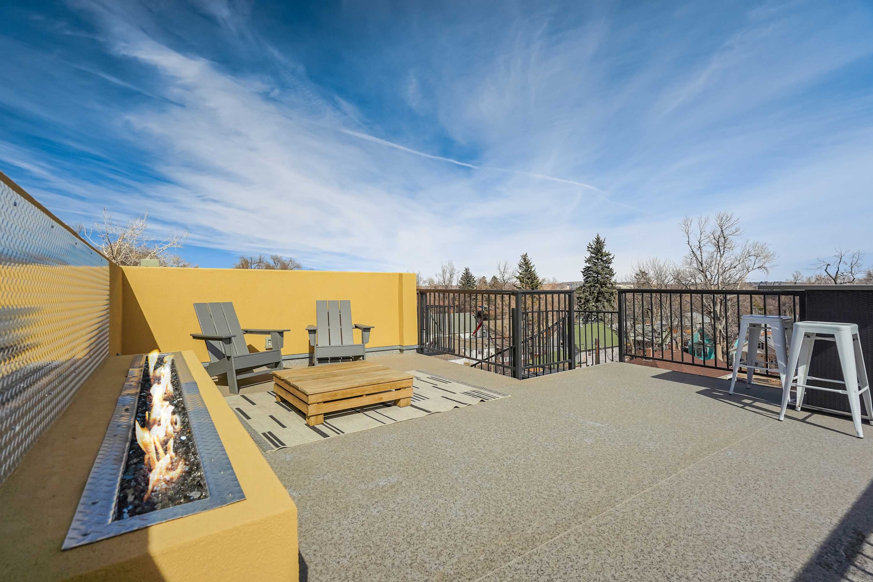 4BR Rooftop Deck w/Firepit, Balcony in DT Colorado — Colorado Springs, CO — vacation rental