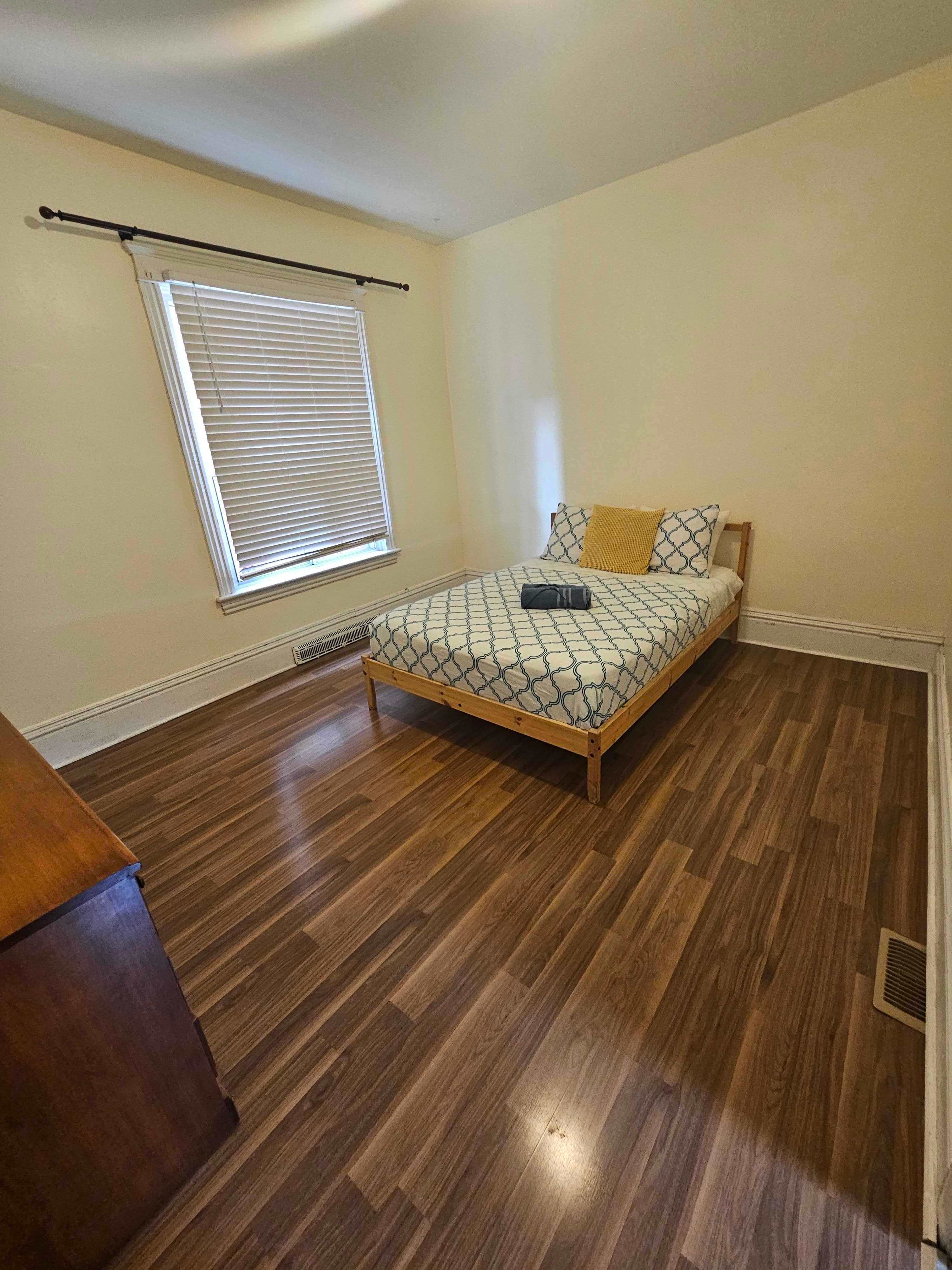 Spacious Room With Queen Bed And Plenty Of Natural Light