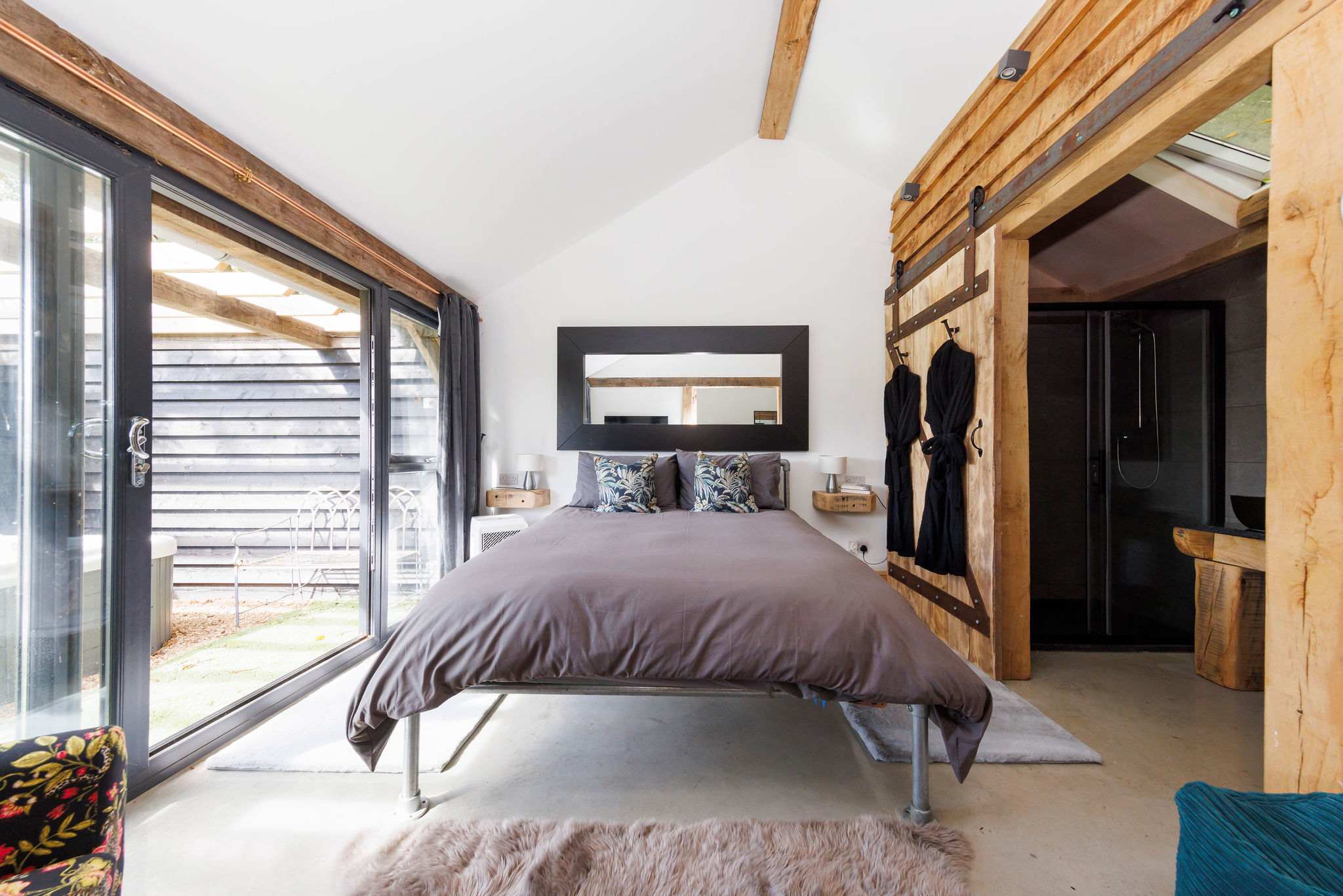 Perfect for couples seeking a quiet and intimate getaway, this one-bedroom lodge offers a secluded retreat surrounded by nature.