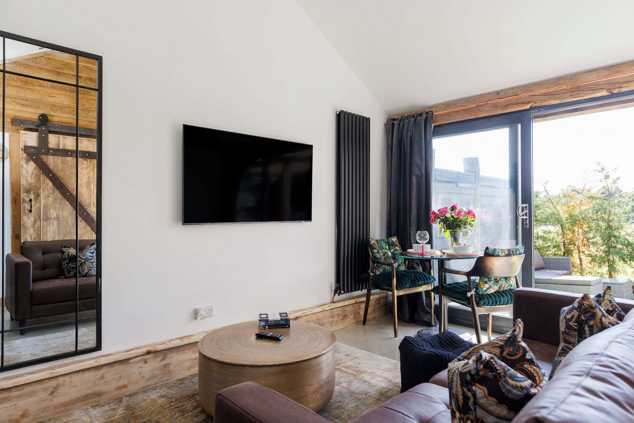 Relax in the evening with a glass of wine & enjoy a film on the Smart TV!