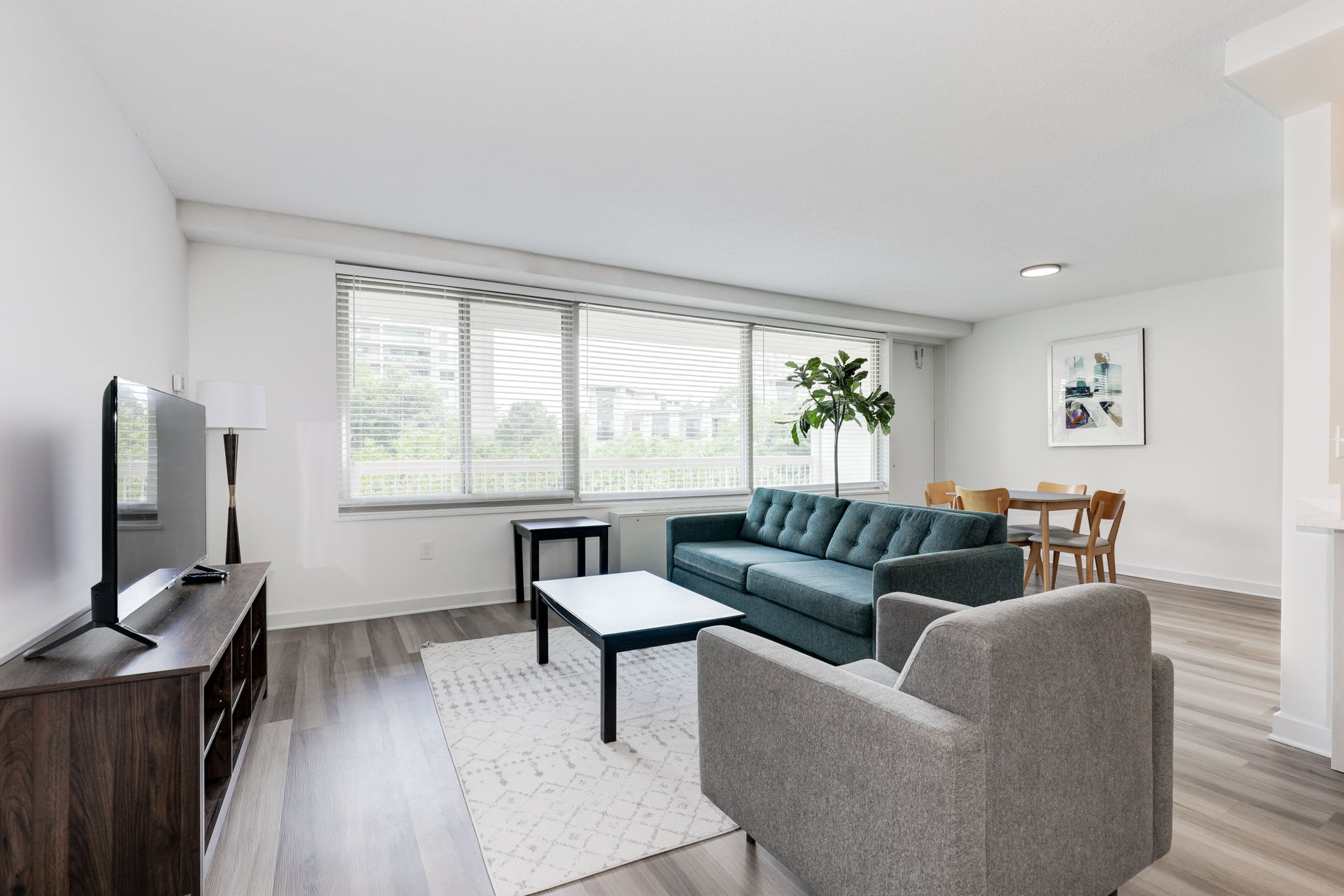 Urban Charm: 2BR Modern Retreat Close to Downtown - Foto 1