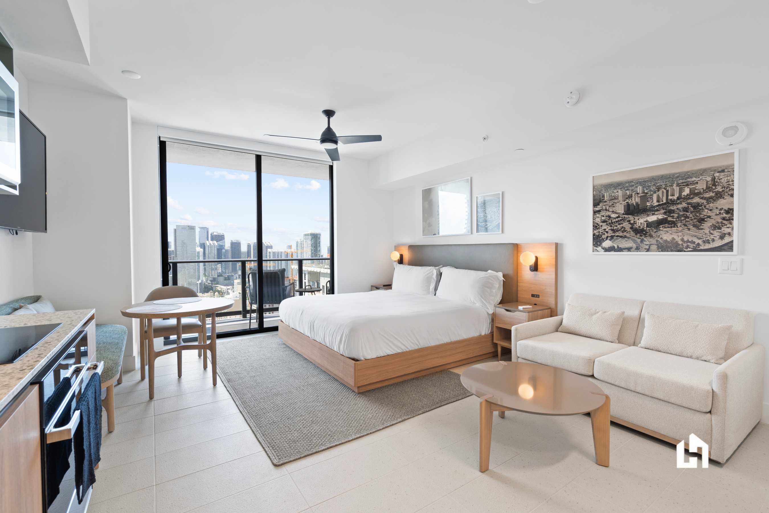 37th Floor Studio - Balcony with Bay Views & Pool in Miami, FL