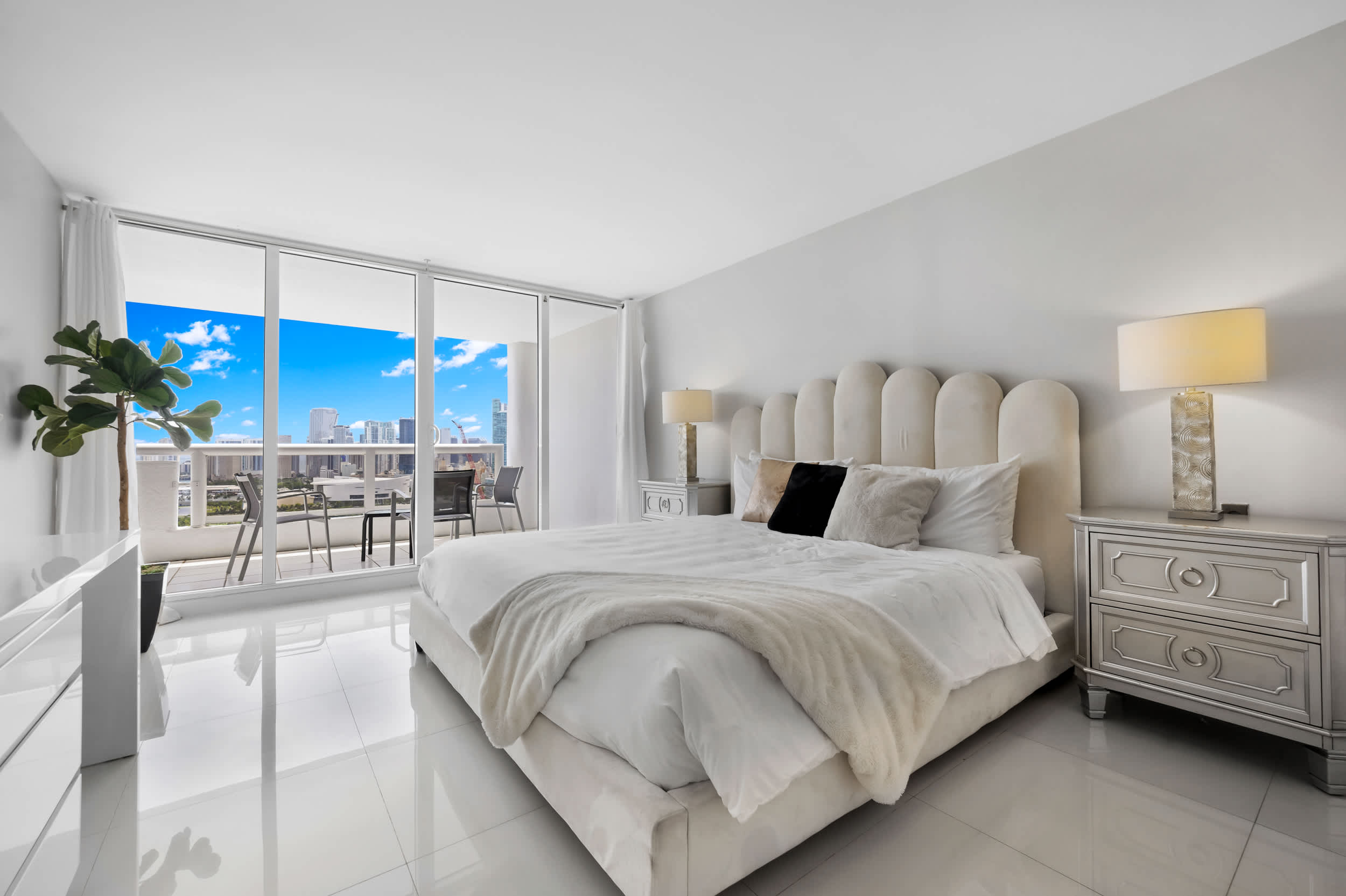 Bay-Kissed 3BR with Skyline Magic!