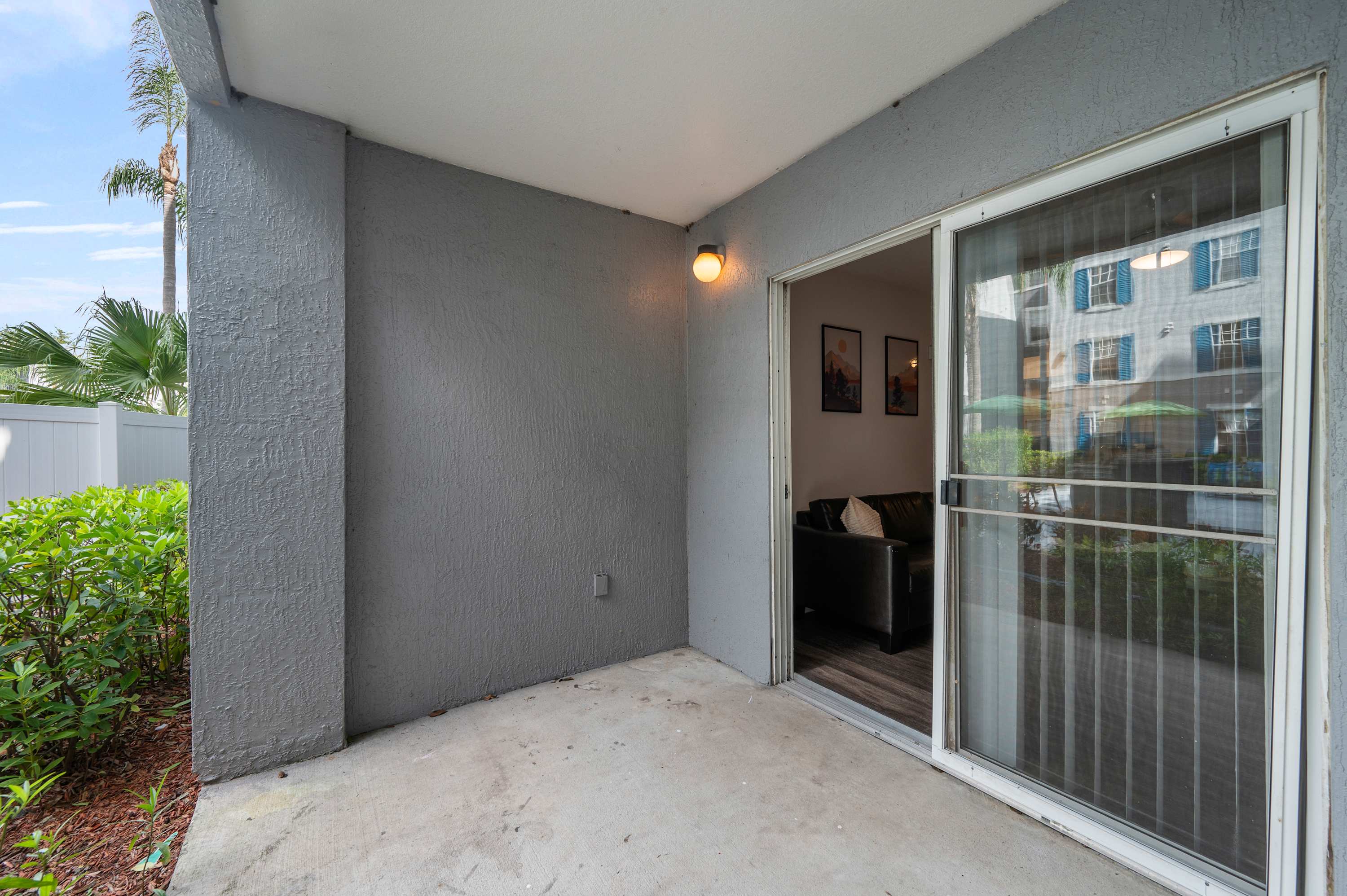 Budget Friendly! 1 MI to USF, Free Pool & GYM