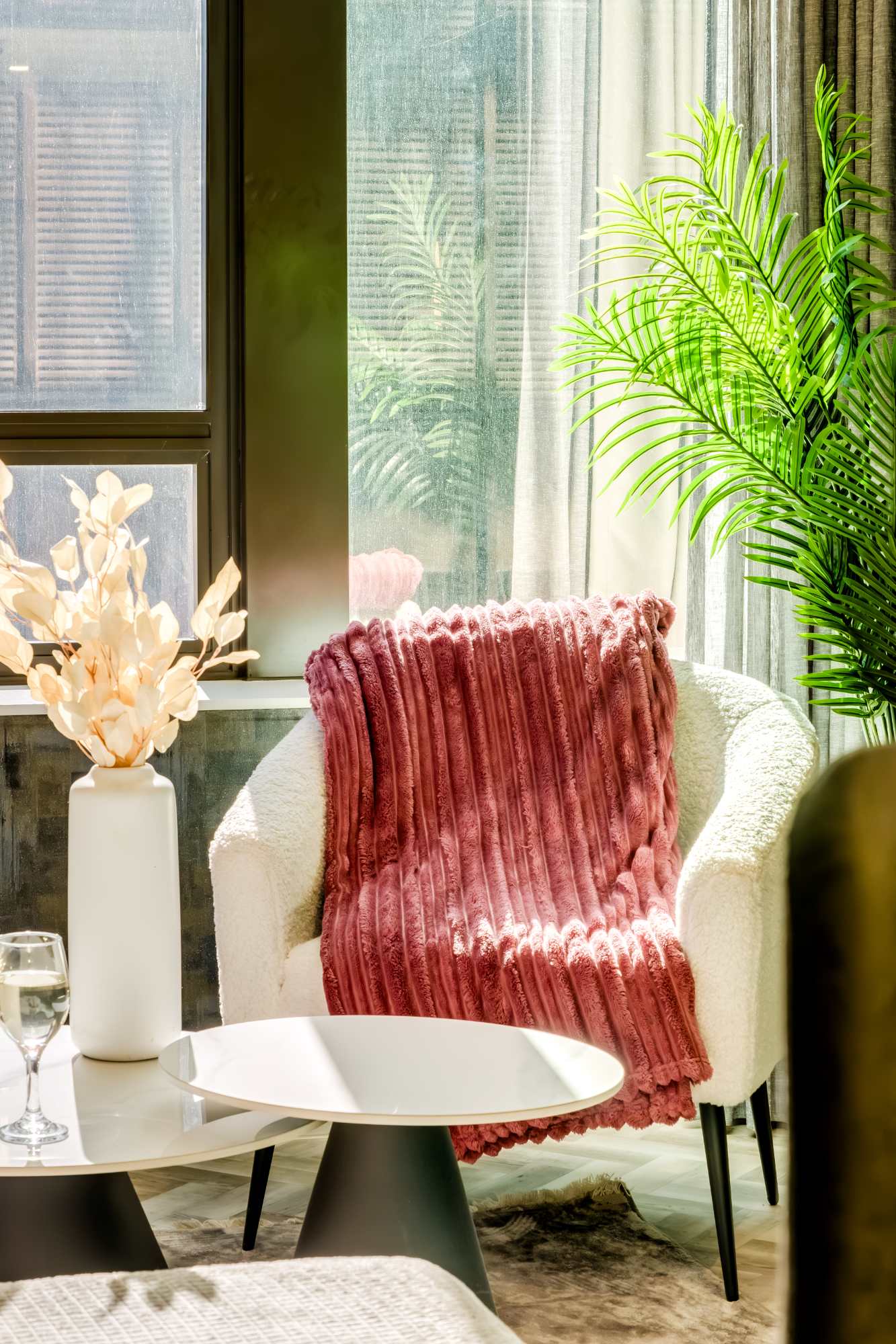 Stylish Urban Retreat at City Suite 904 6