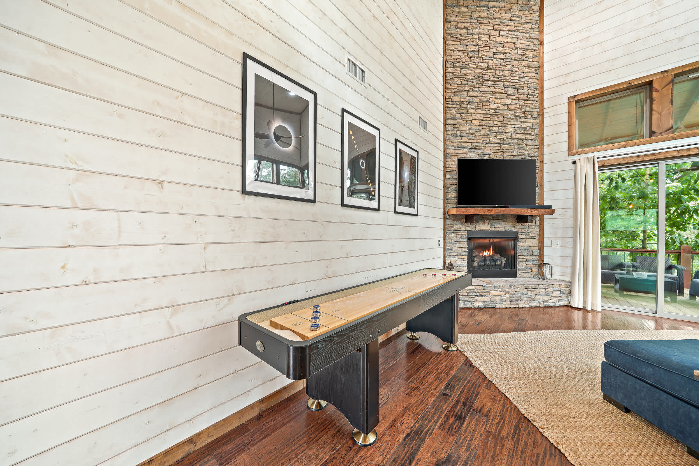Cabin Retreat with Spa, Fire Pit & Games - Sleeps 4