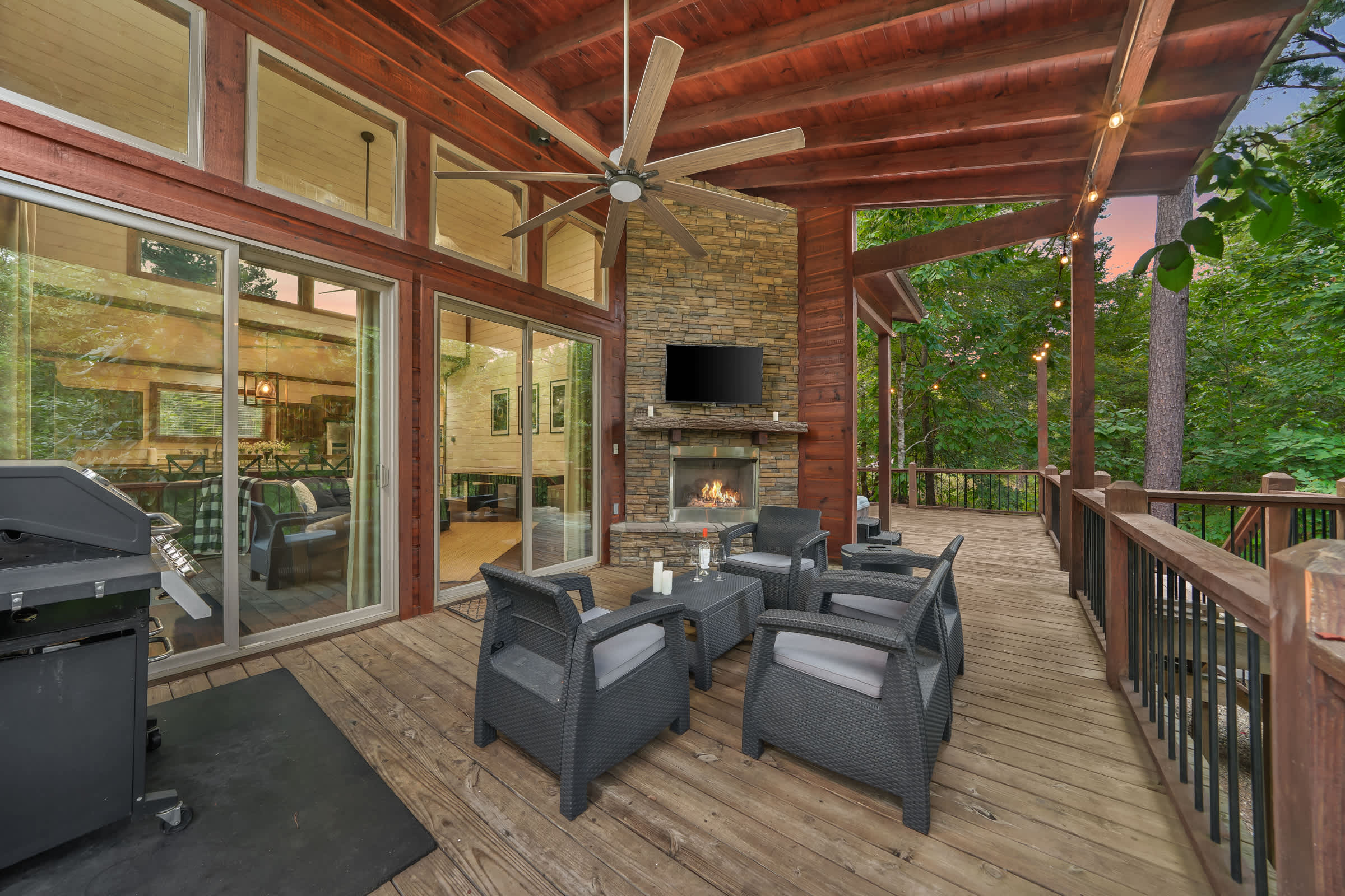 Cabin Retreat with Spa, Fire Pit & Games - Sleeps 4