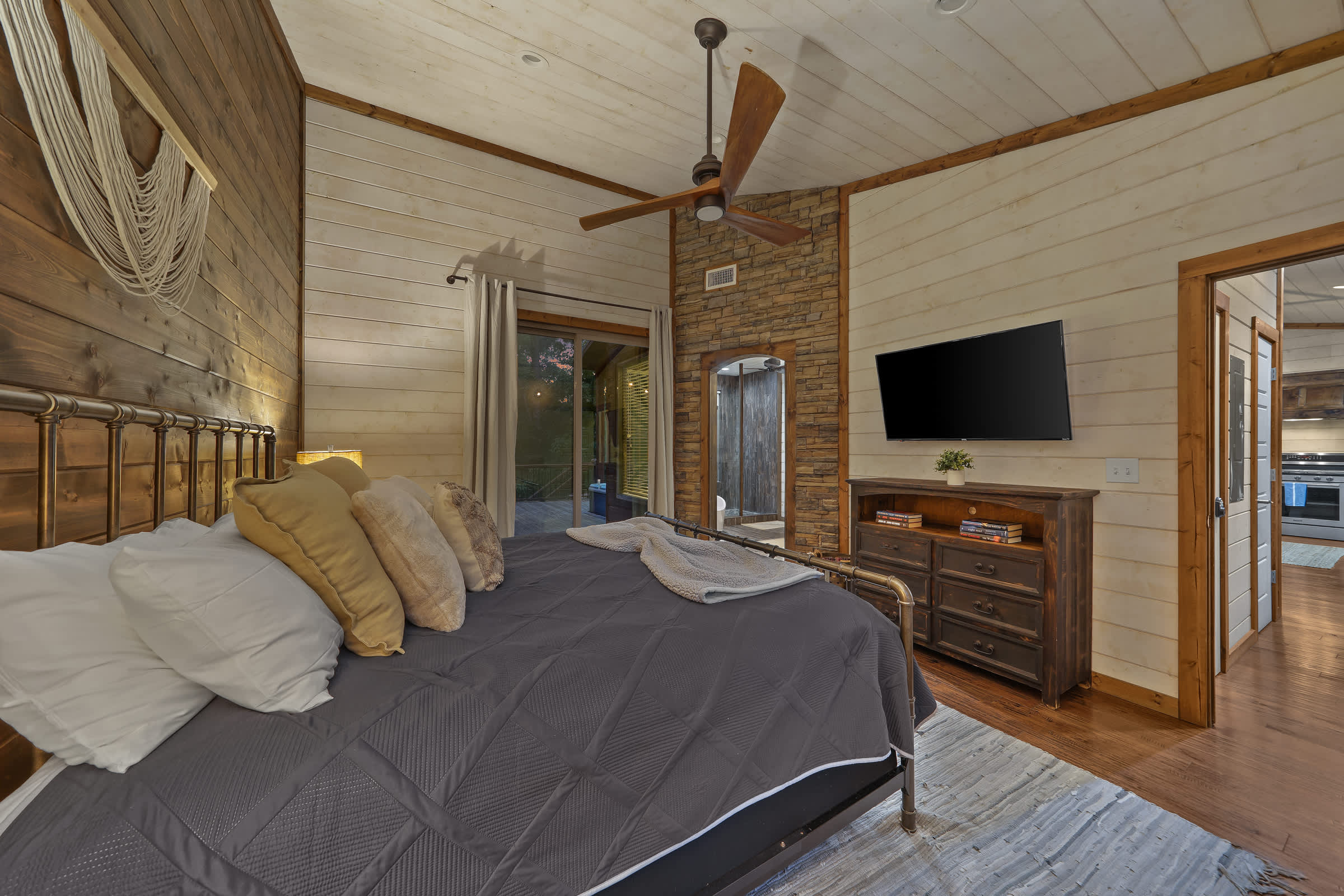 Cabin Retreat with Spa, Fire Pit & Games - Sleeps 4