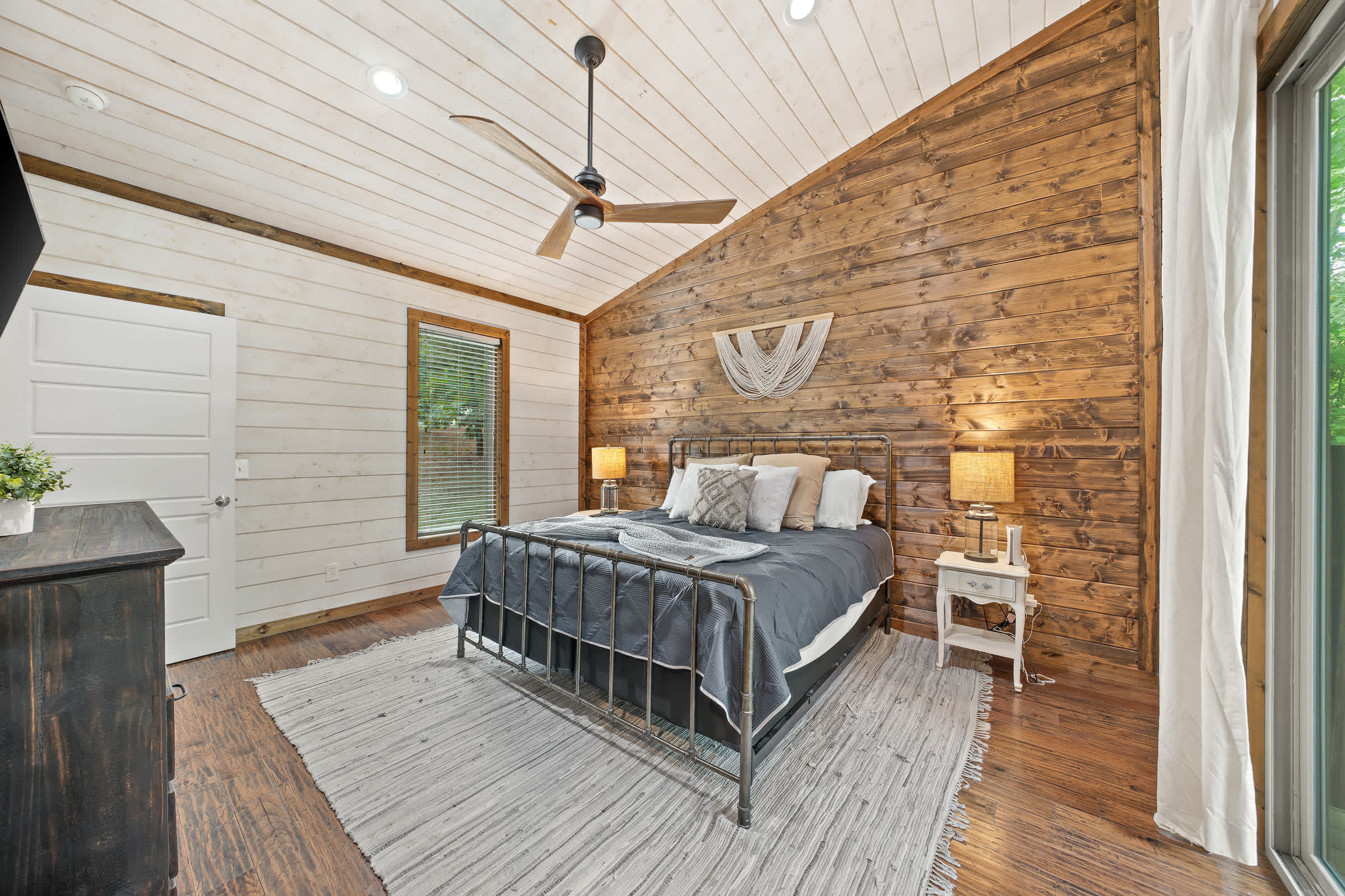 Cabin Retreat with Spa, Fire Pit & Games - Sleeps 4