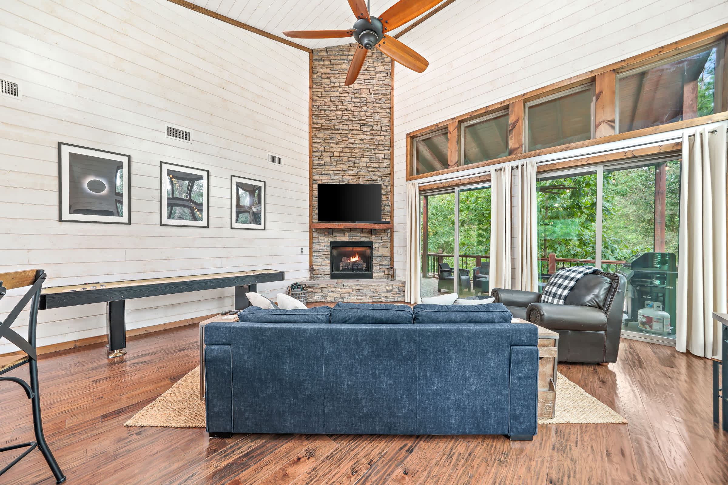 Cabin Retreat with Spa, Fire Pit & Games - Sleeps 4