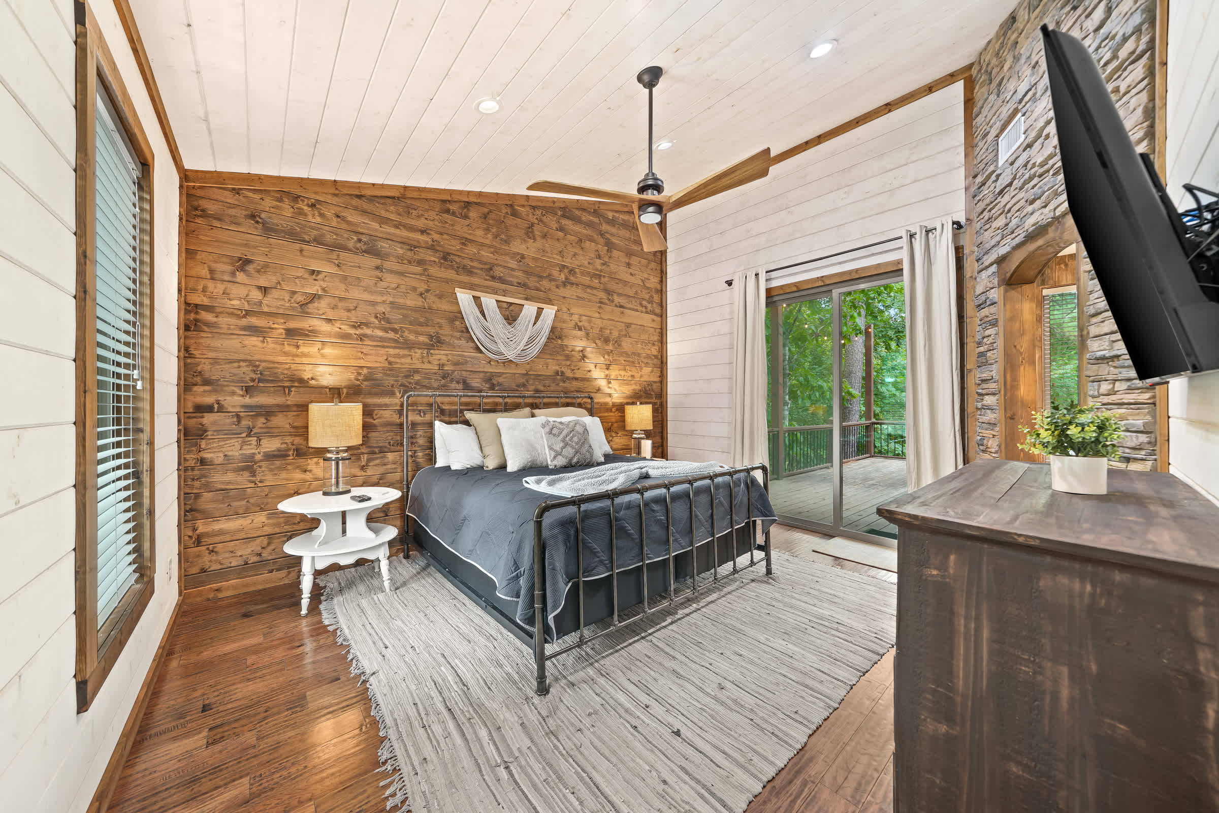 Cabin Retreat with Spa, Fire Pit & Games - Sleeps 4