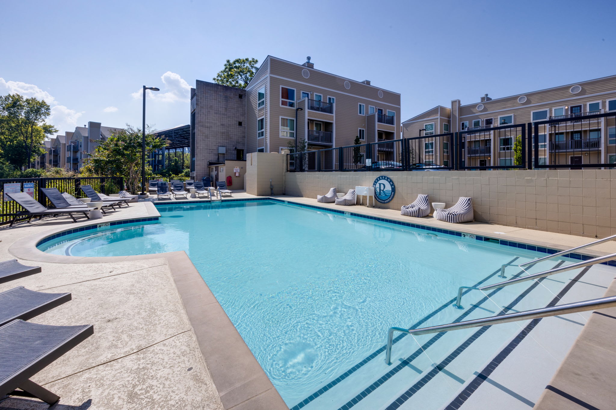 Bachelorette Suite | Pool + Glam | 4 Min Broadway