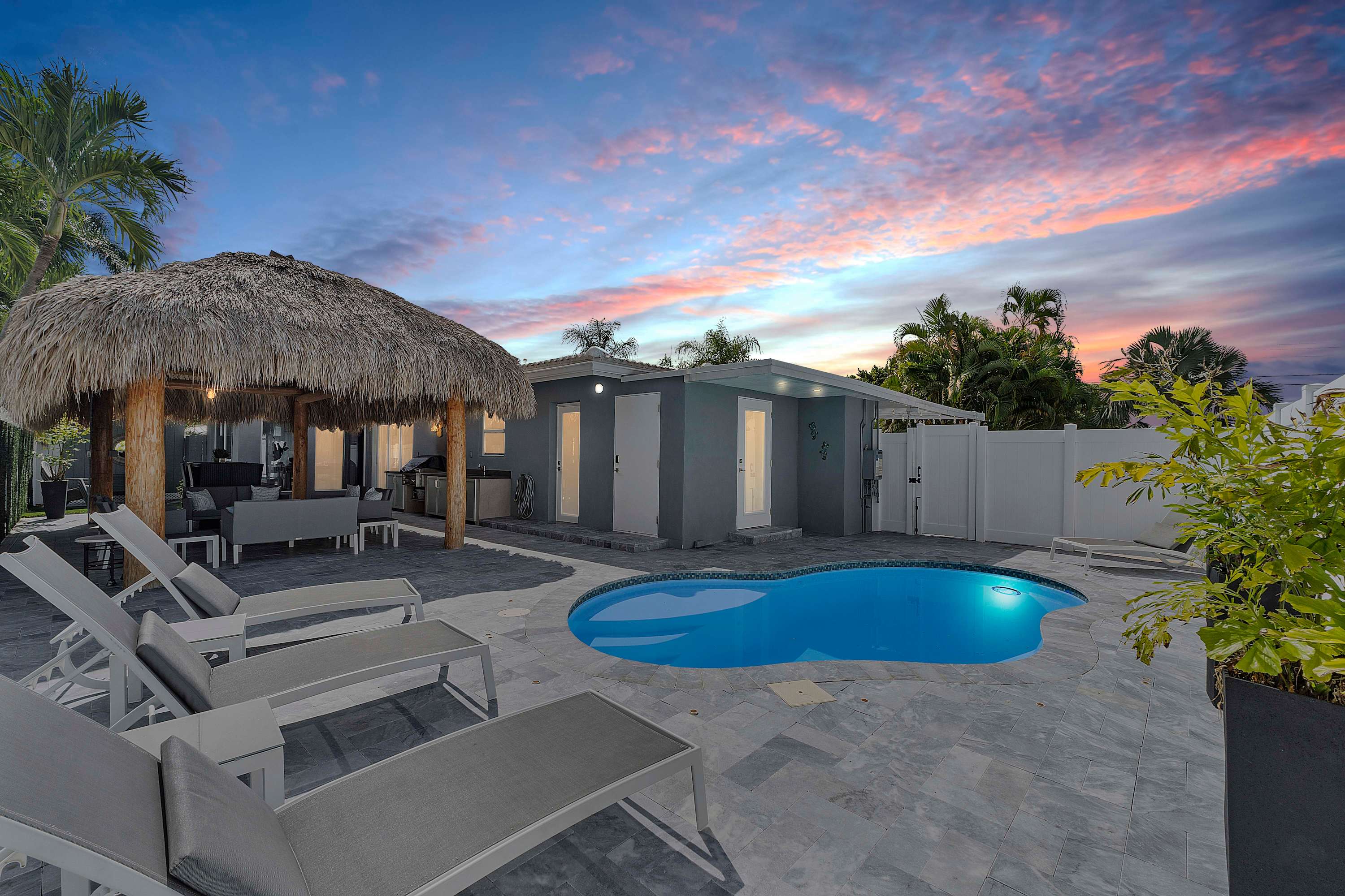 5 mins to Beach! Pool & Tiki Hut | BBQ — Oakland Park, FL — vacation rental
