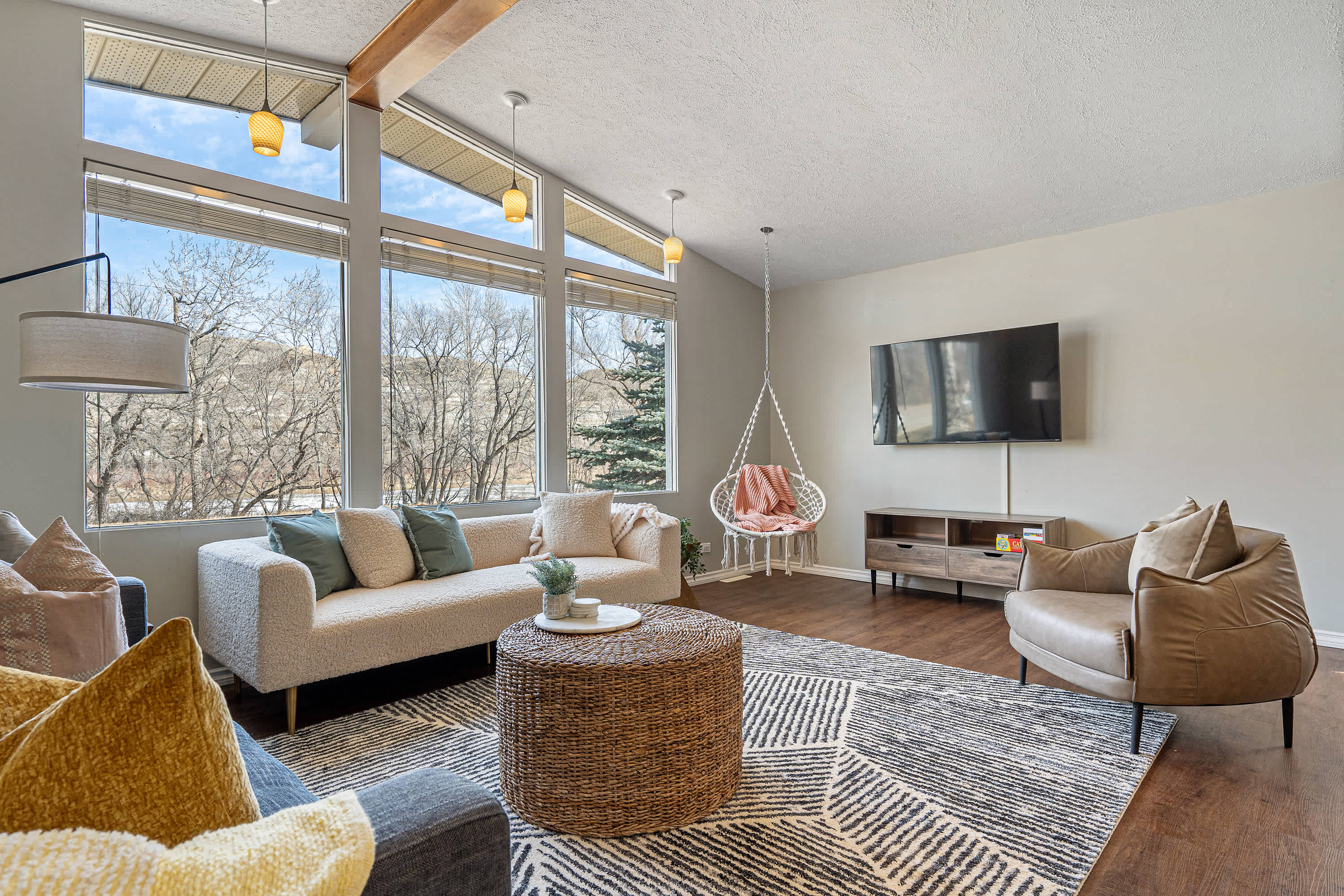 Timber Valley | Centrally Located | Hot Tub & BBQ! — Drumheller, Alberta — vacation rental