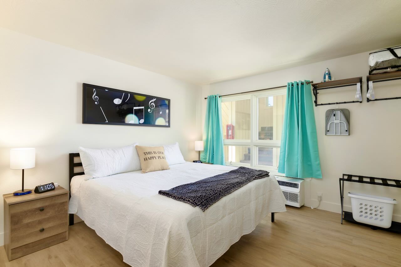 King suite with 12" memory foam mattress