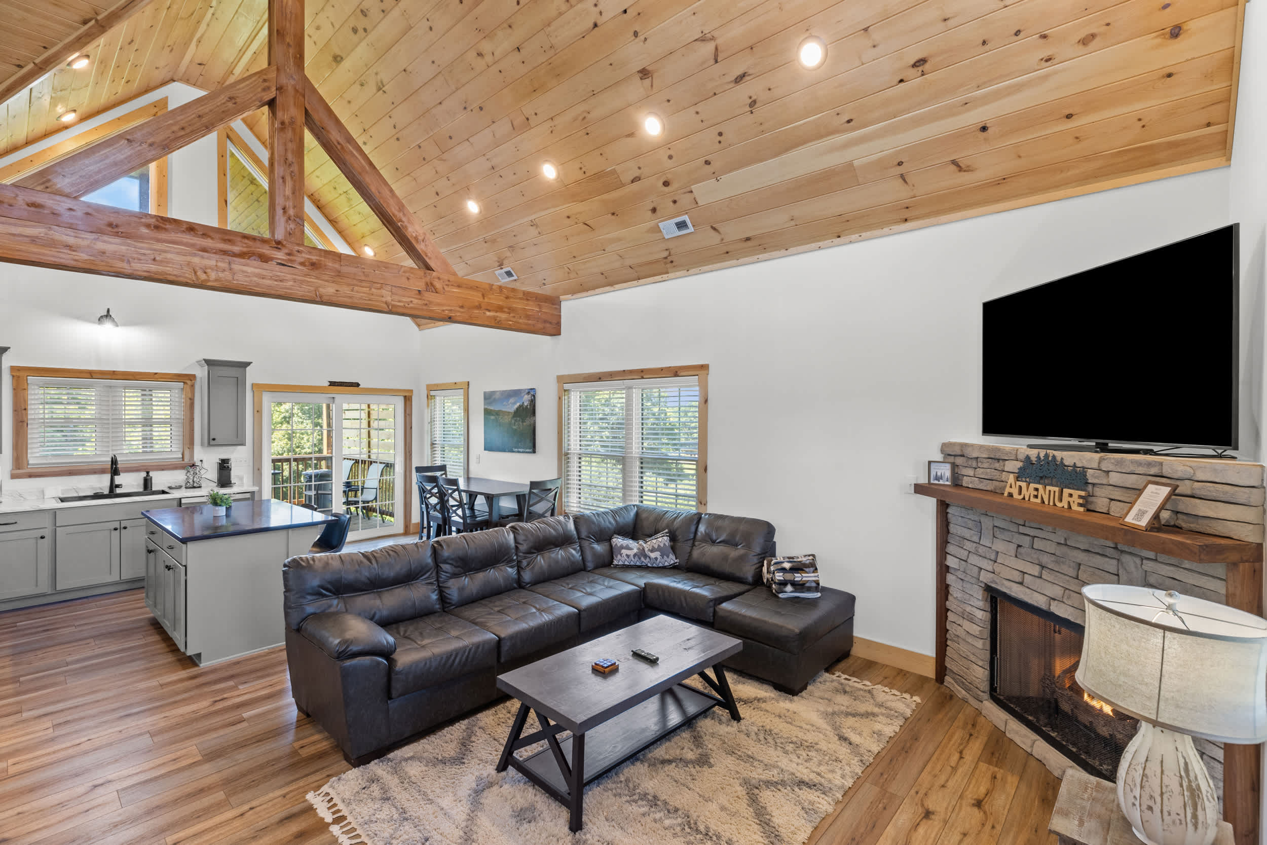 Daze Off - Natural Bridge, Luxury, Hot Tub, SUP Ky — Rogers, KY — vacation rental