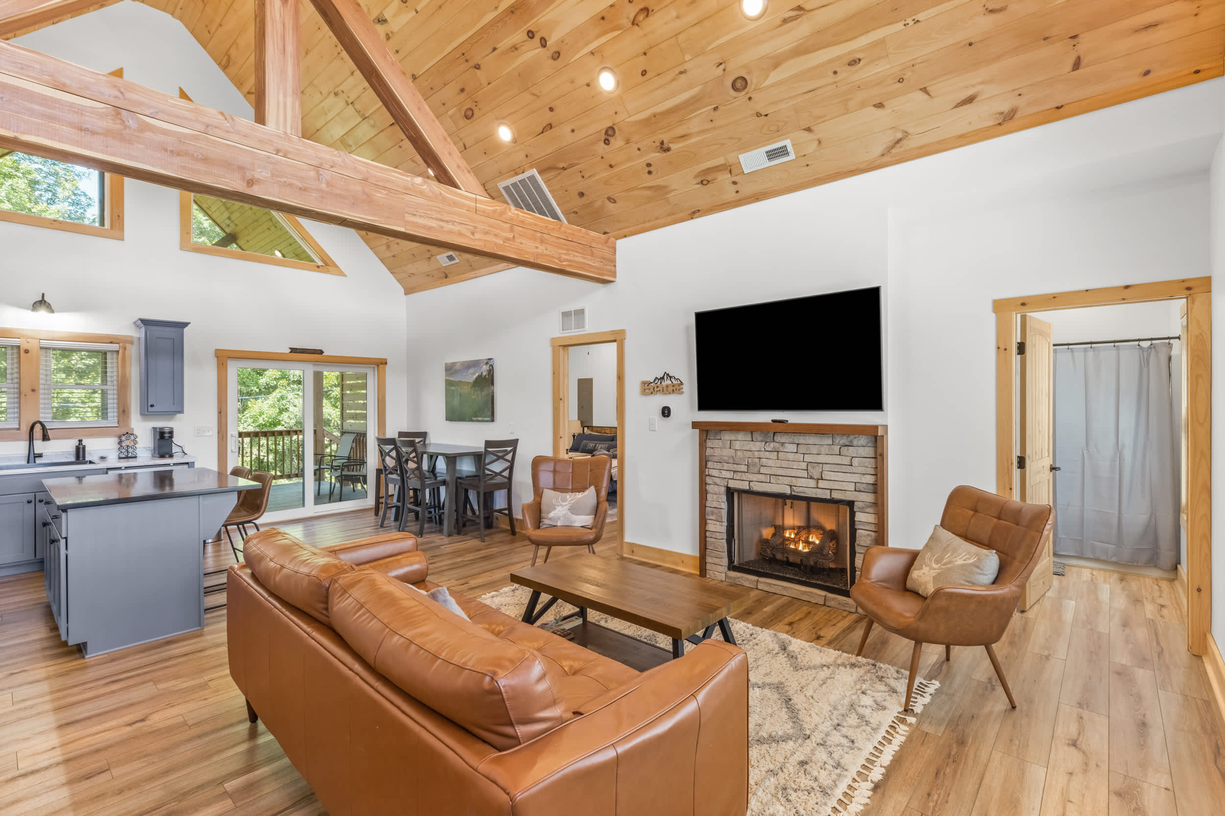 Hilltop Hideaway-NaturalBridge2m/Modern/HotTub/New — Rogers, KY — vacation rental