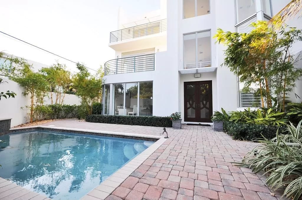 NEW 3-Story Townhome with Pool Room, Expansive Balcony seconds away from Las Olas - Foto 1