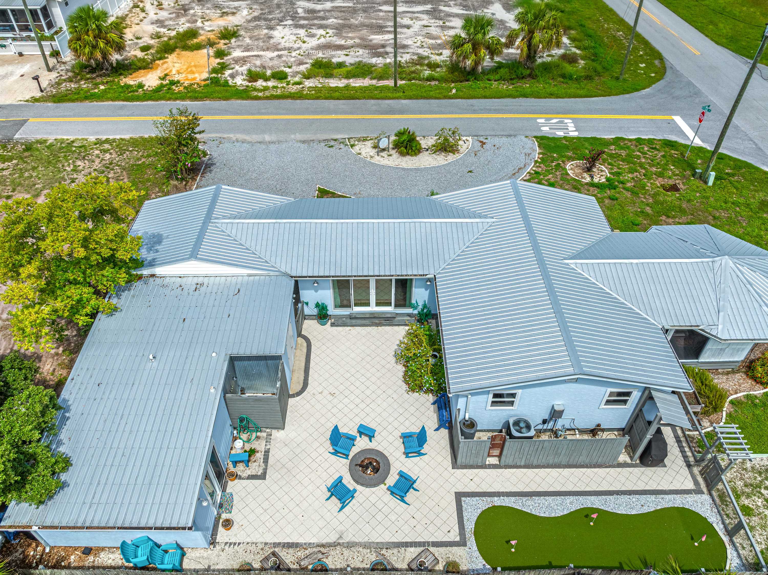 Beach house w/boardwalk, fire pit & putting green