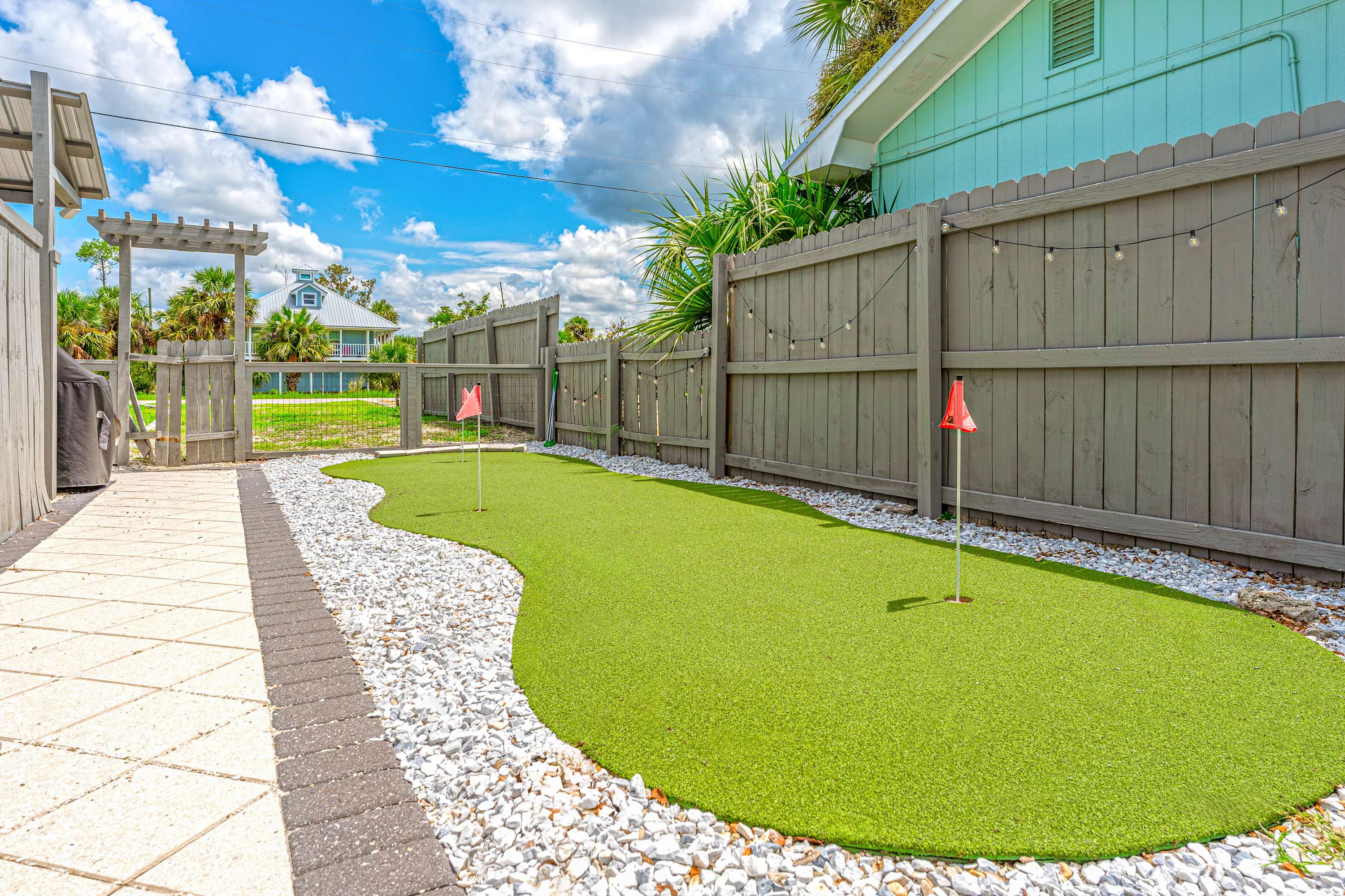 Beach house w/boardwalk, fire pit & putting green