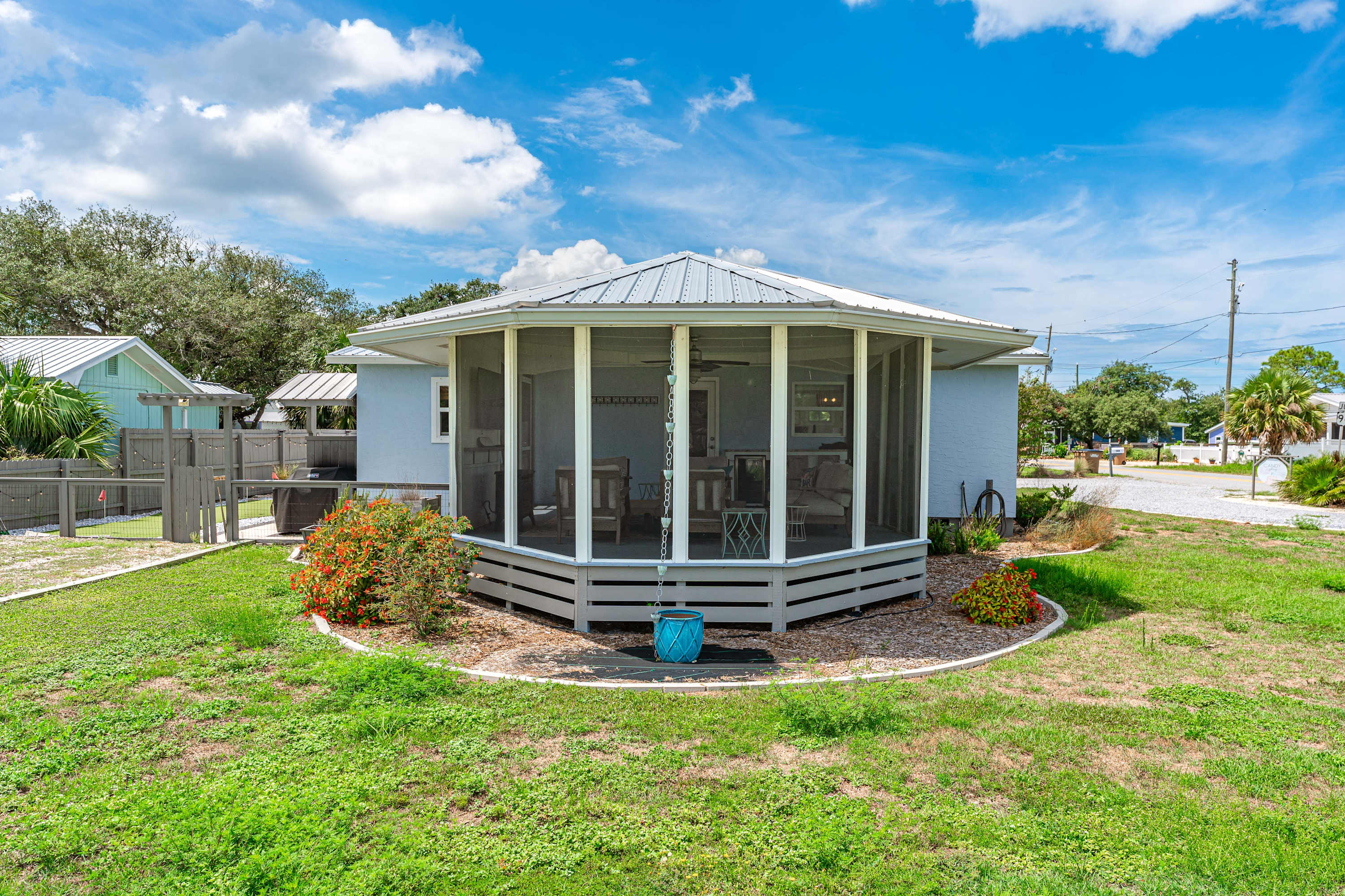 Beach house w/boardwalk, fire pit & putting green