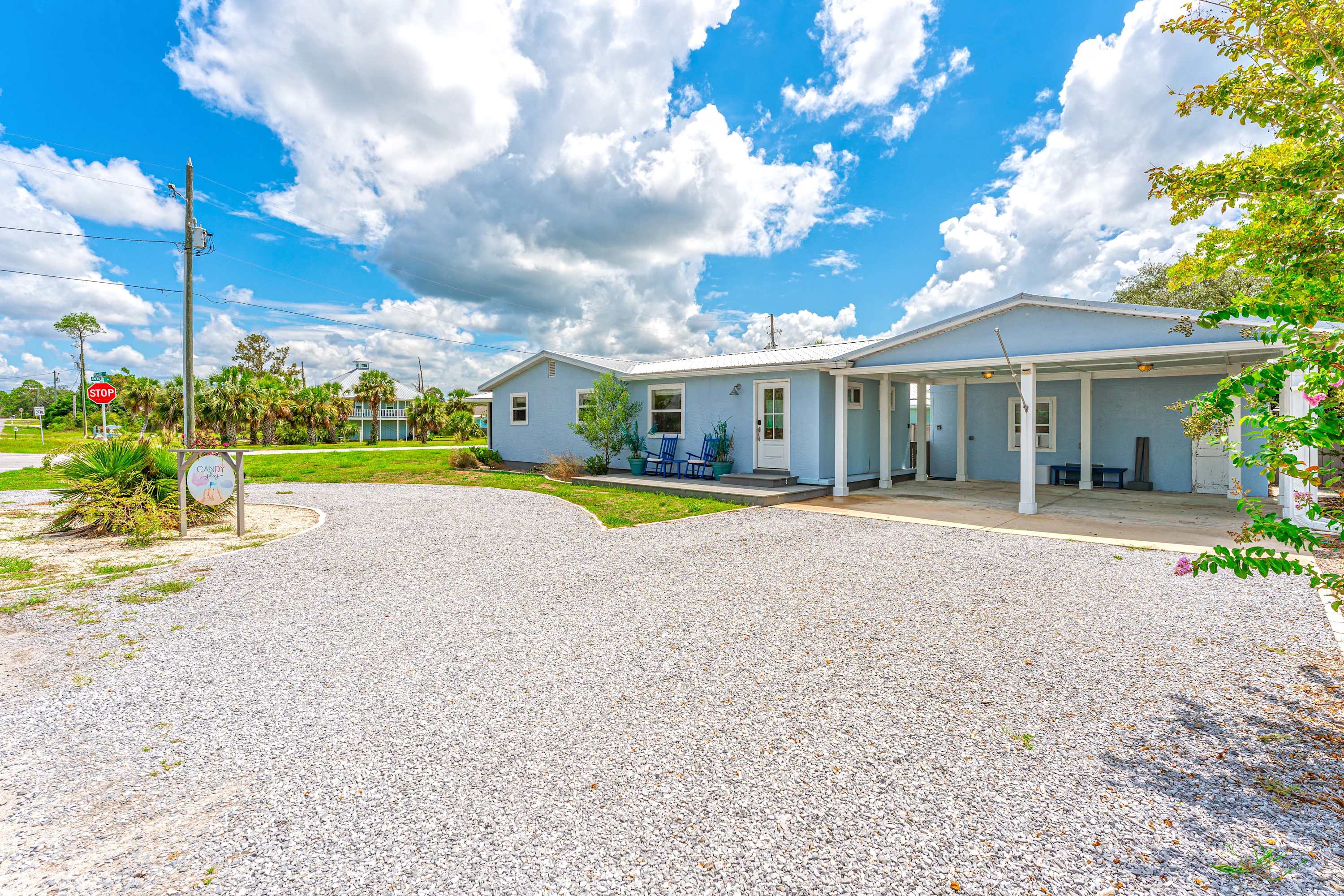 Beach house w/boardwalk, fire pit & putting green