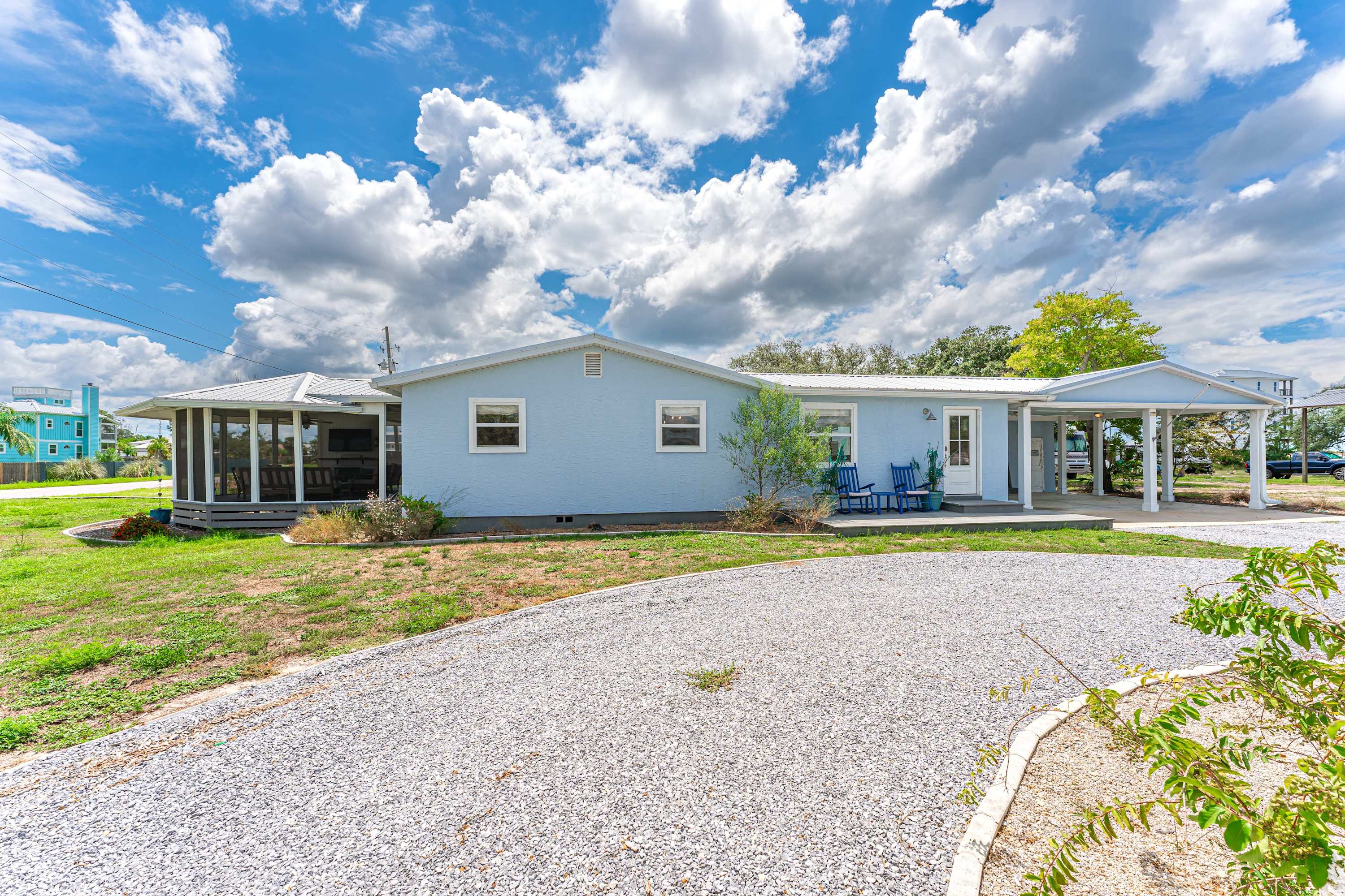Beach house w/boardwalk, fire pit & putting green