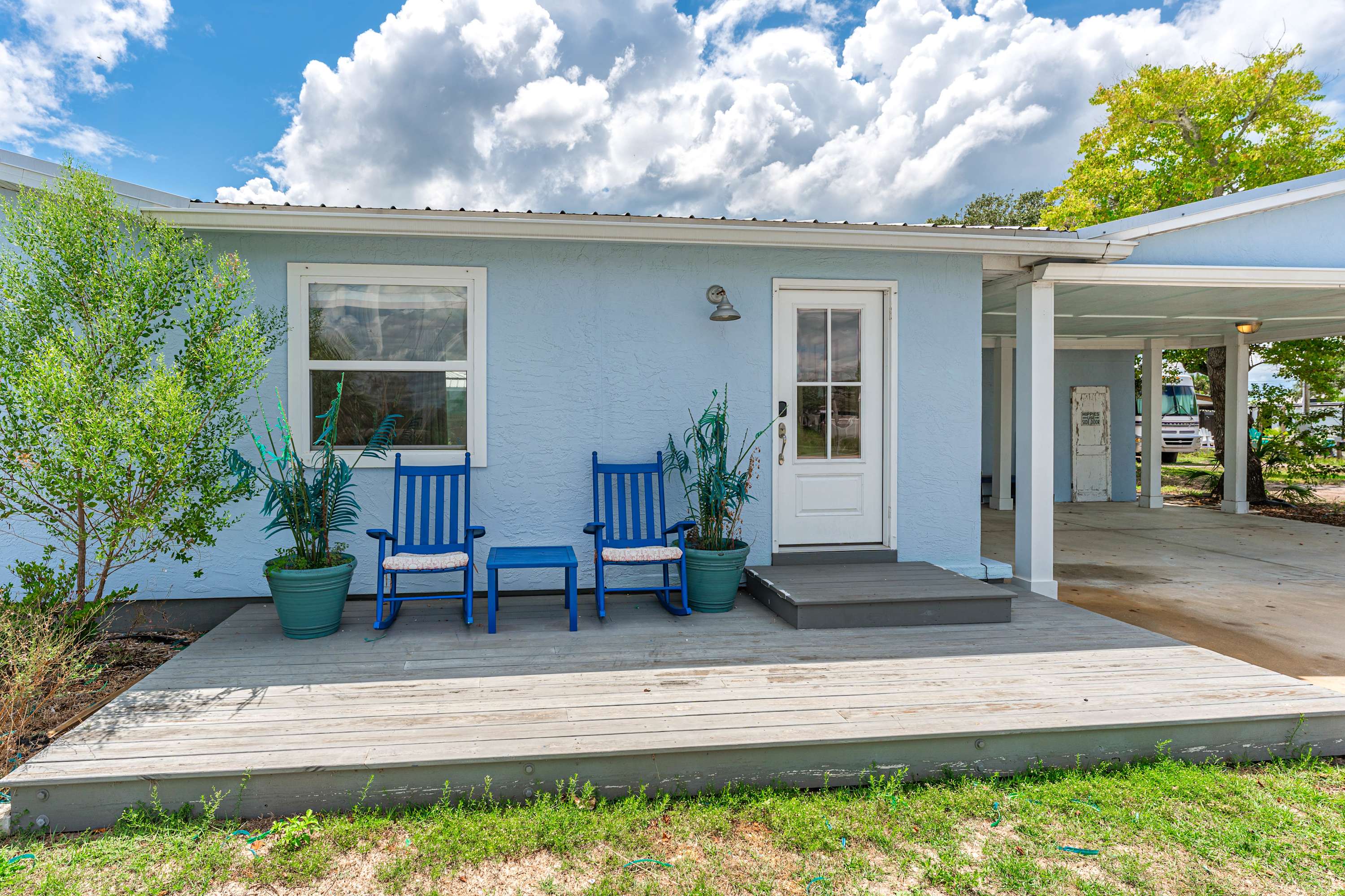 Beach house w/boardwalk, fire pit & putting green