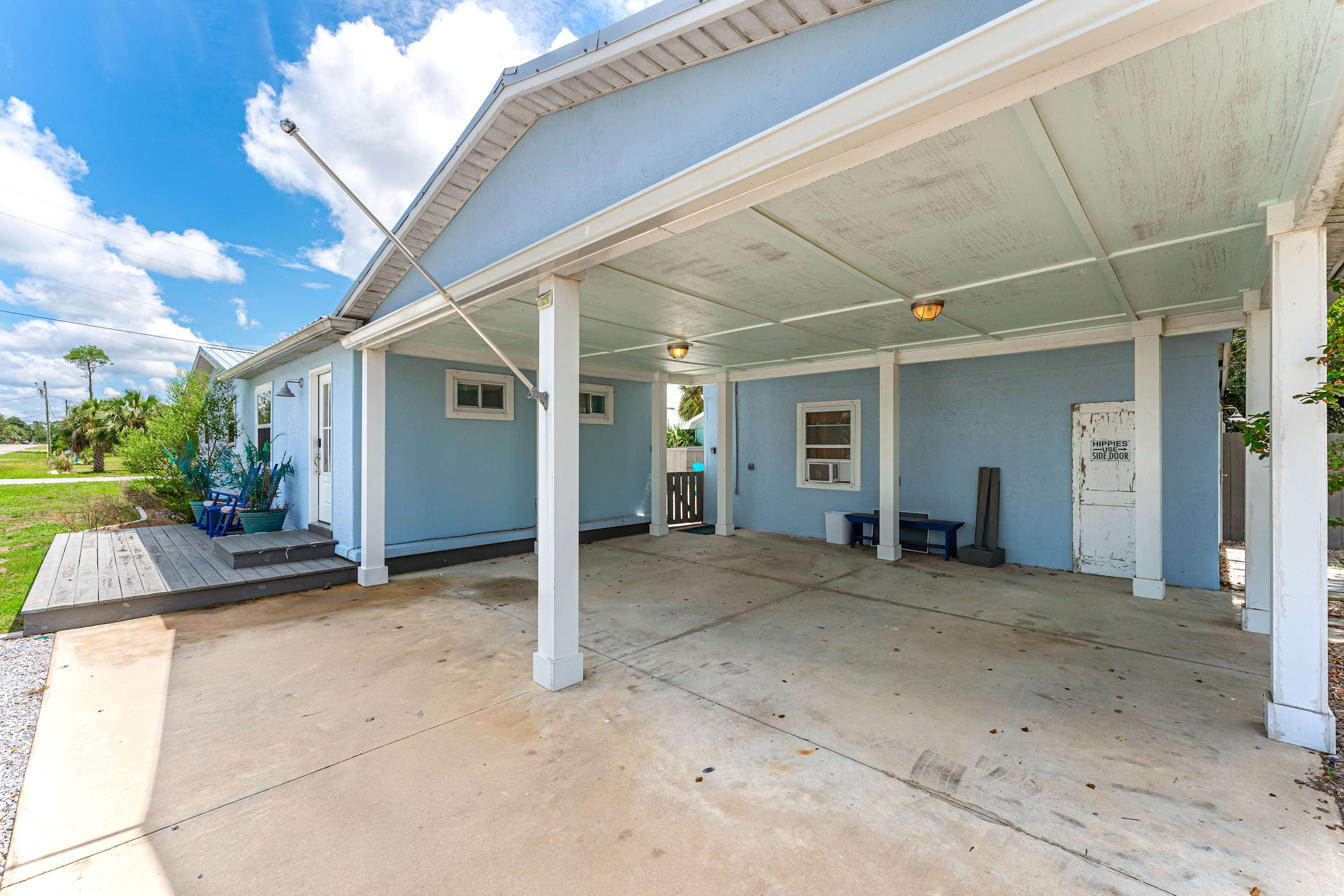 Beach house w/boardwalk, fire pit & putting green