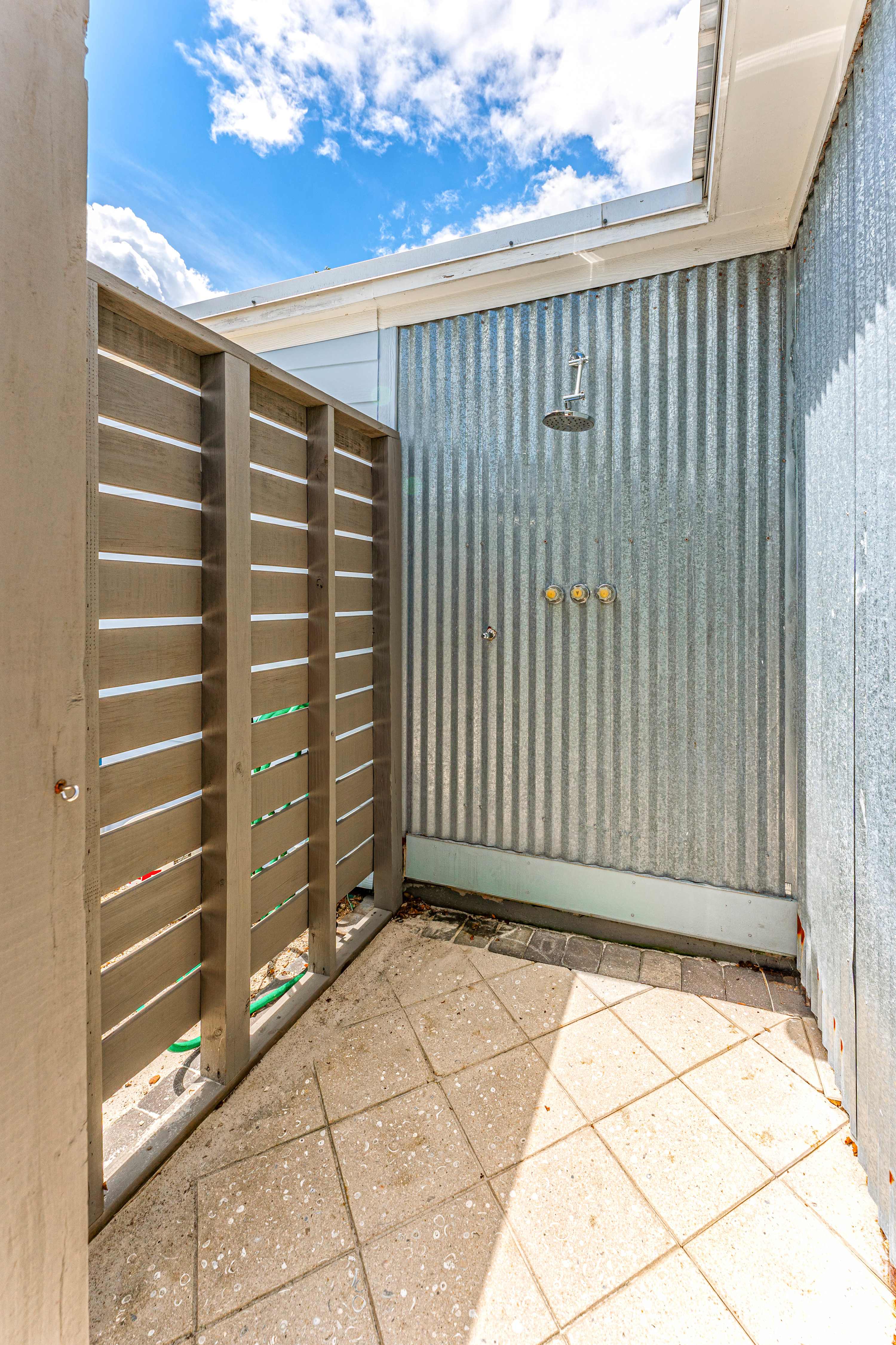 Beach house w/boardwalk, fire pit & putting green