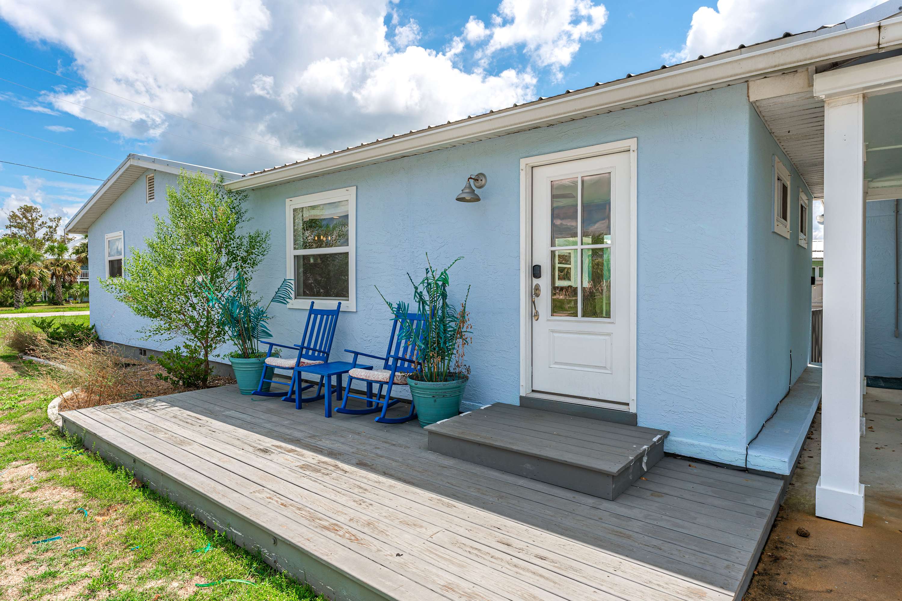 Beach house w/boardwalk, fire pit & putting green