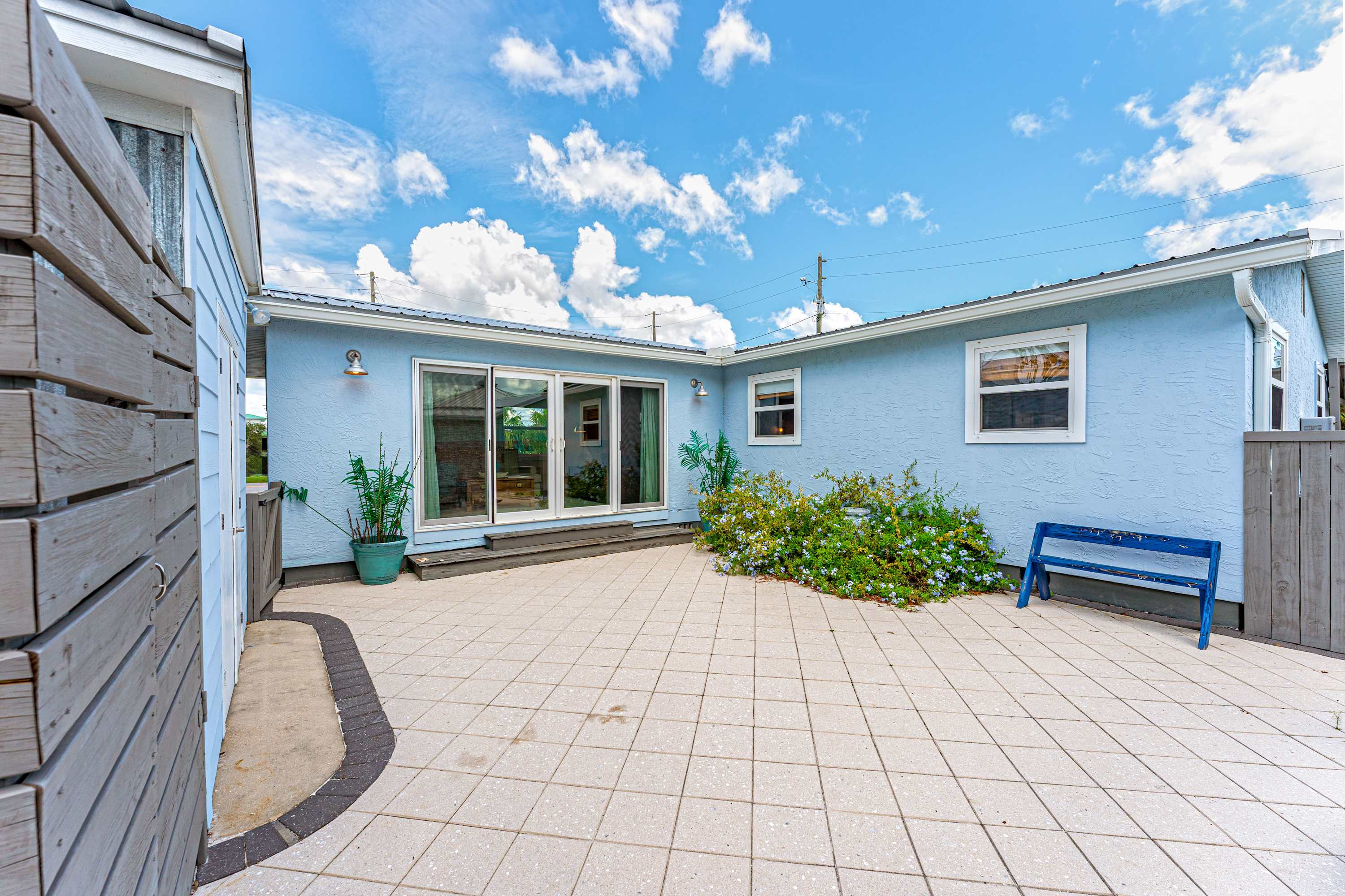 Beach house w/boardwalk, fire pit & putting green