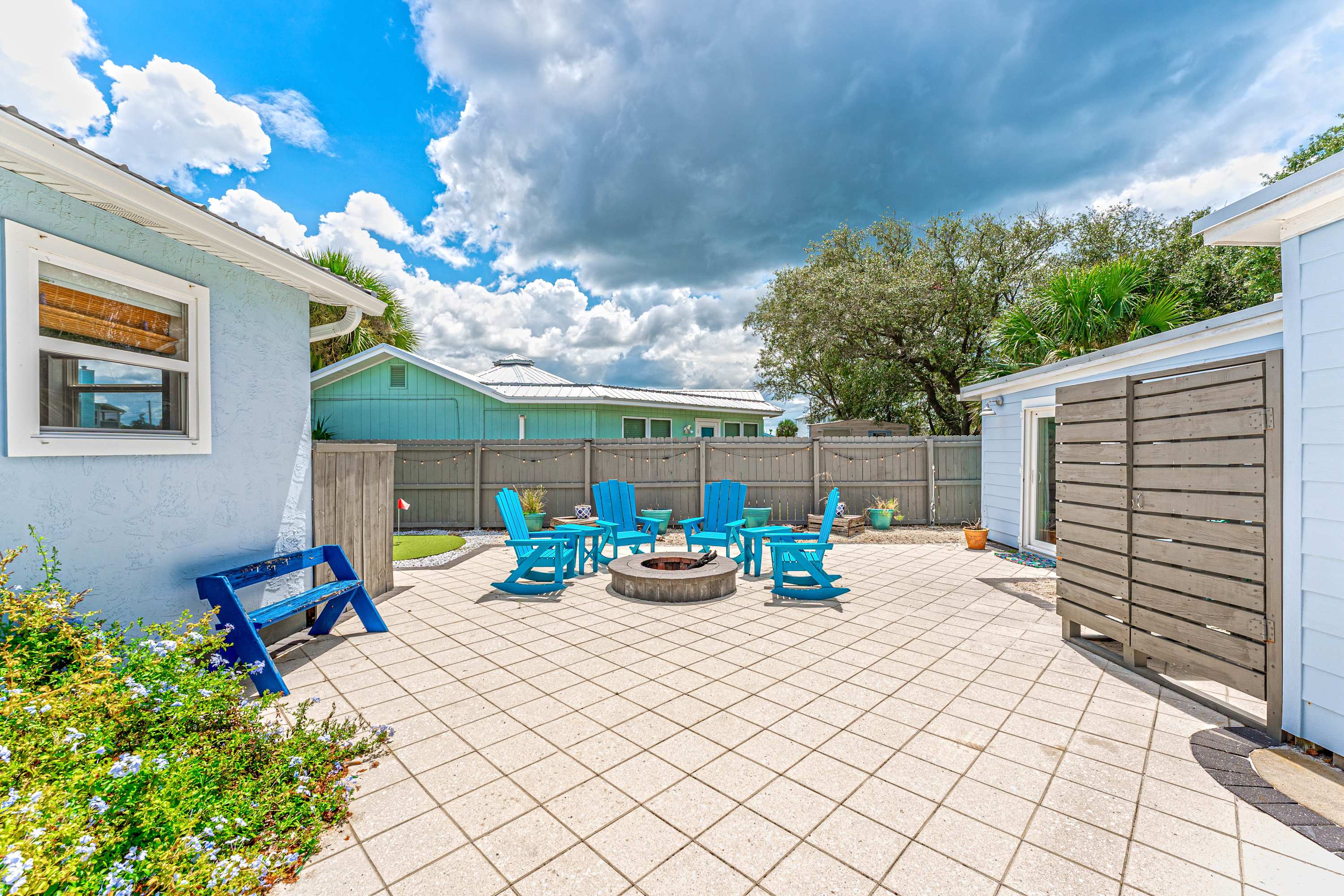 Beach house w/boardwalk, fire pit & putting green