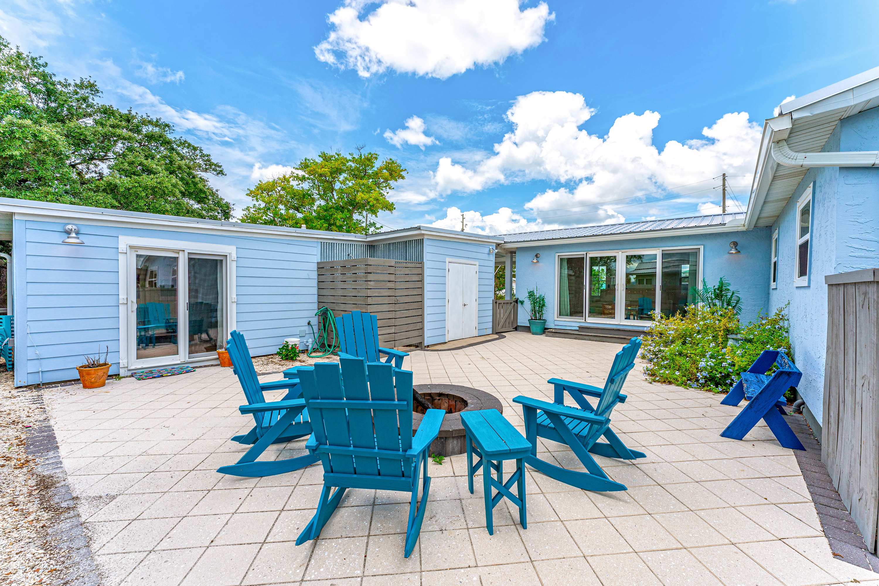 Beach house w/boardwalk, fire pit & putting green