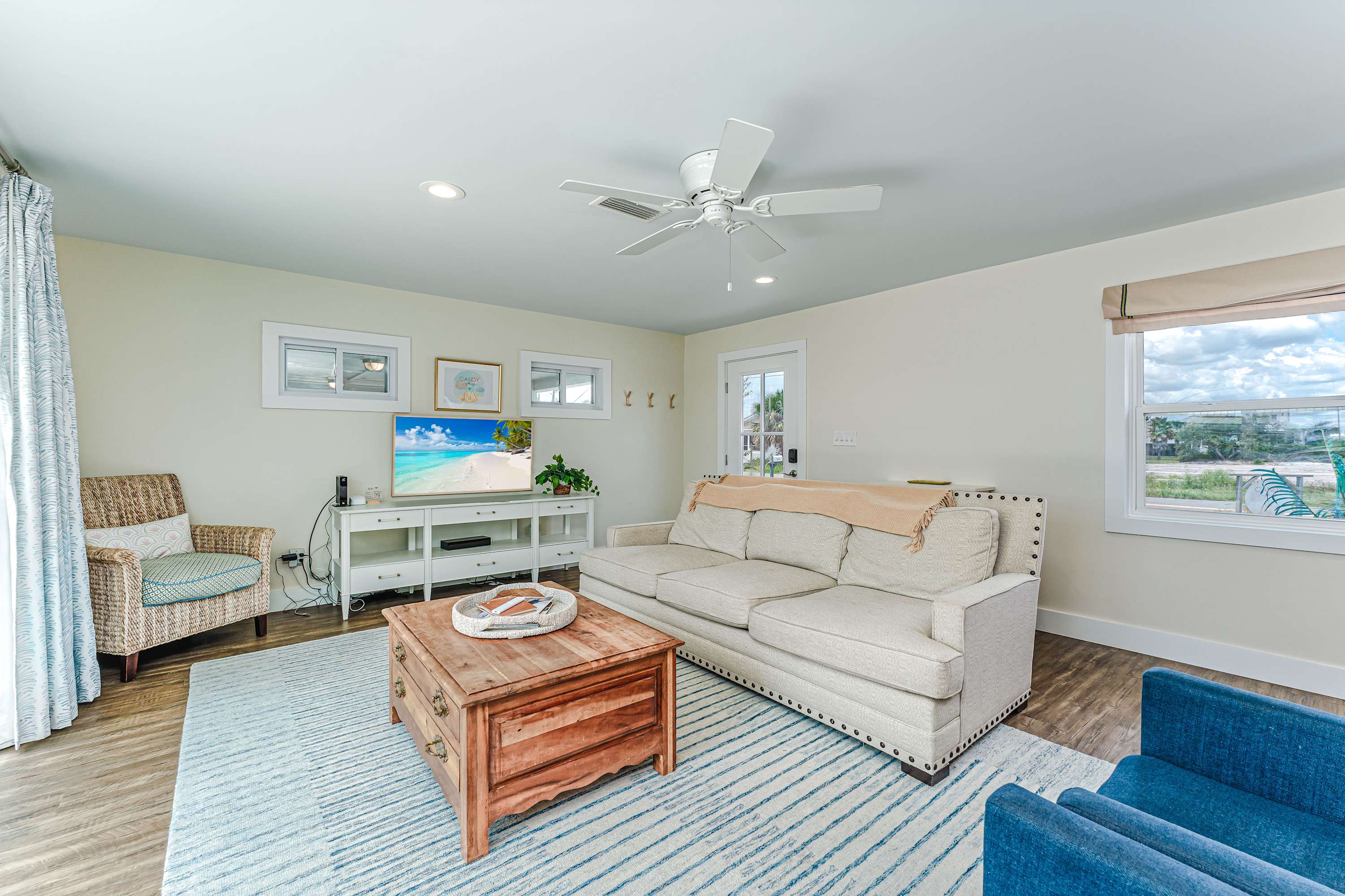 Beach house w/boardwalk, fire pit & putting green