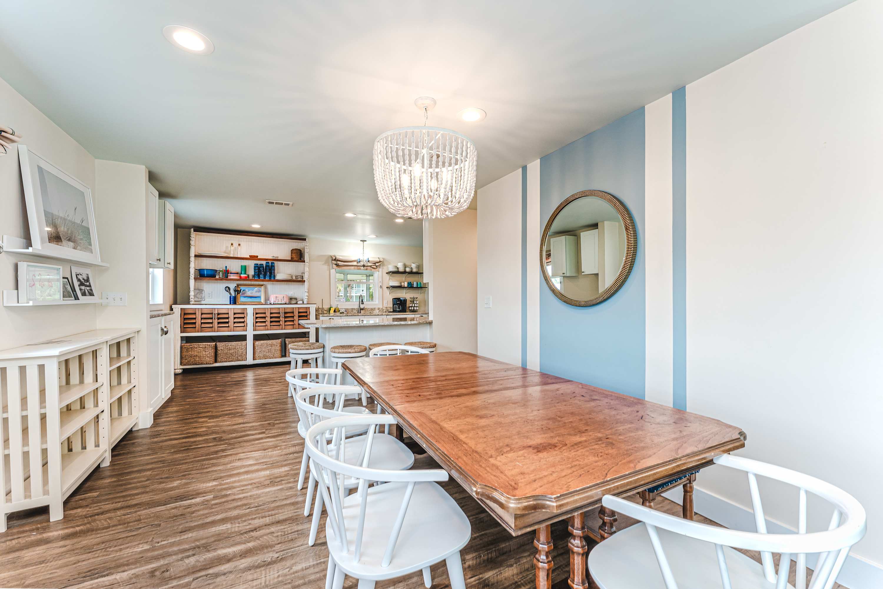 Beach house w/boardwalk, fire pit & putting green