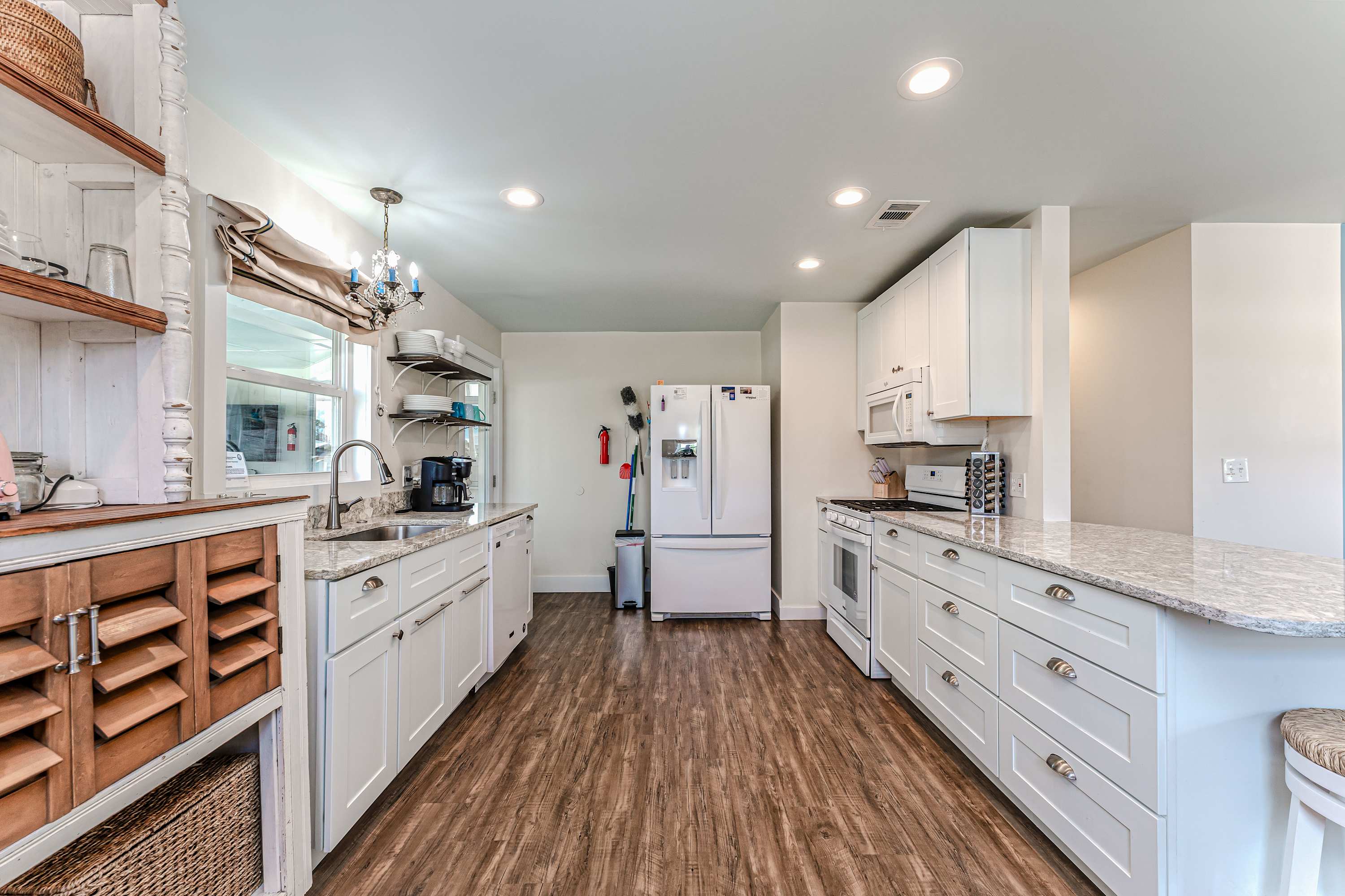Beach house w/boardwalk, fire pit & putting green