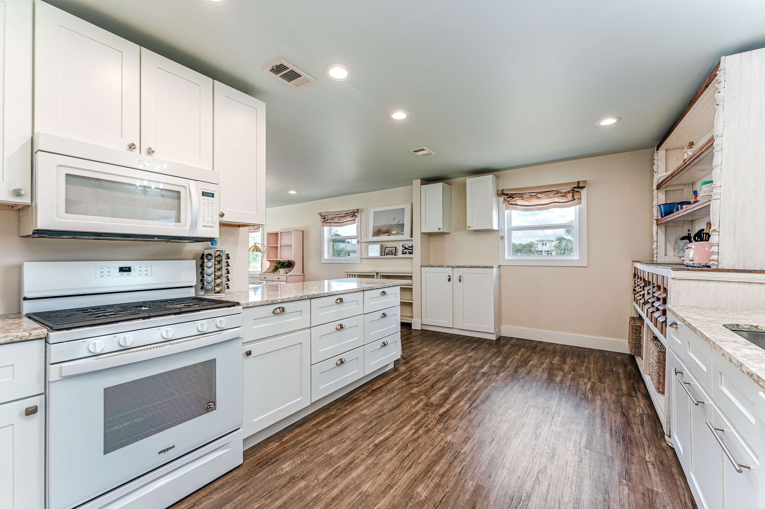 Beach house w/boardwalk, fire pit & putting green