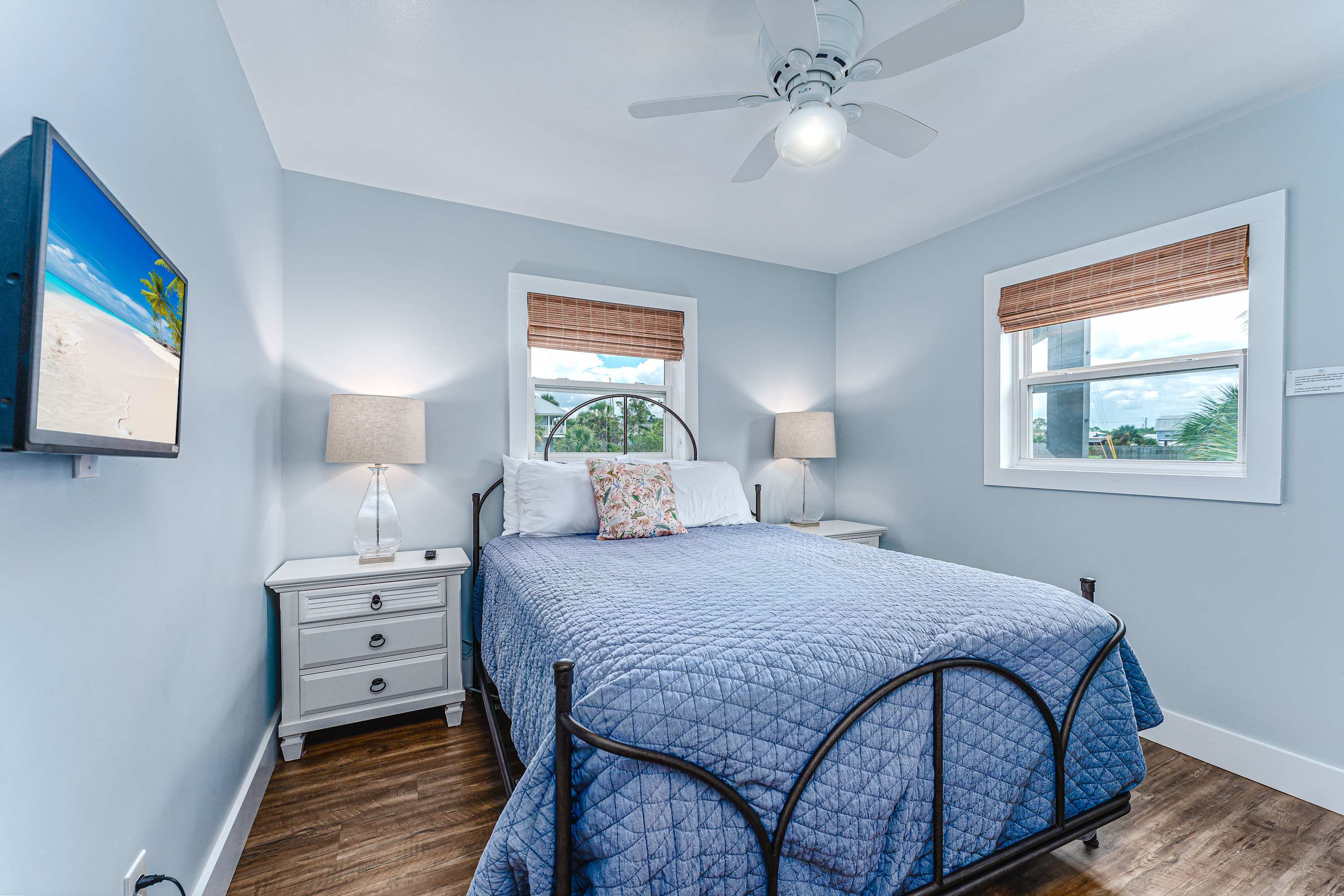 Beach house w/boardwalk, fire pit & putting green